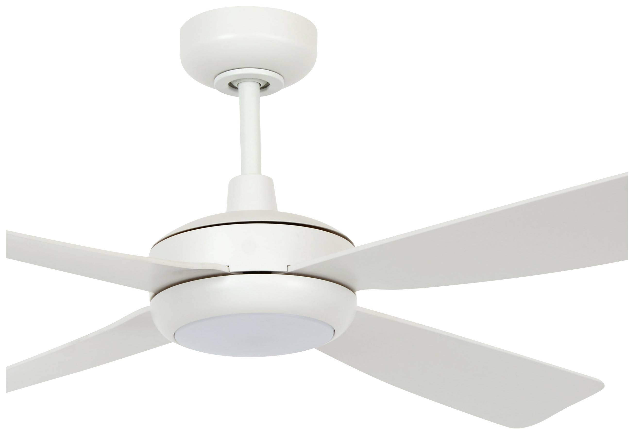 Ein weißer Deckenventilator mit vier Flügeln und einer abgerundeten Leuchte in der Mitte, montiert an einer kurzen Stange.