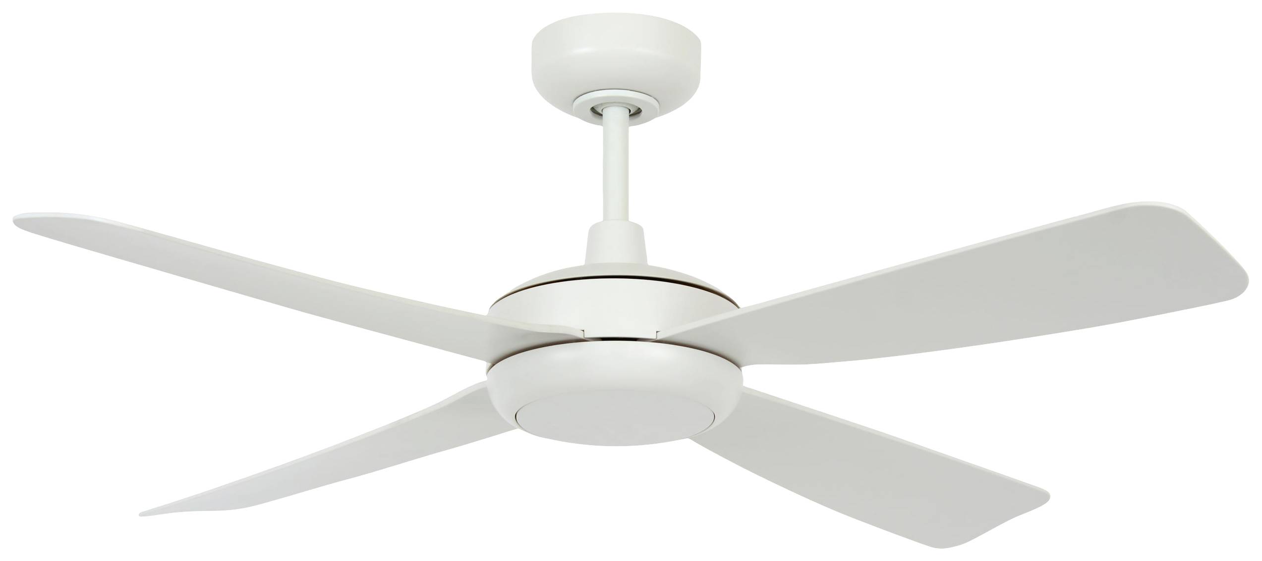 Ein weißer Deckenventilator mit vier flachen Flügeln, montiert an einer kurzen Stange, vor einem weißen Hintergrund.