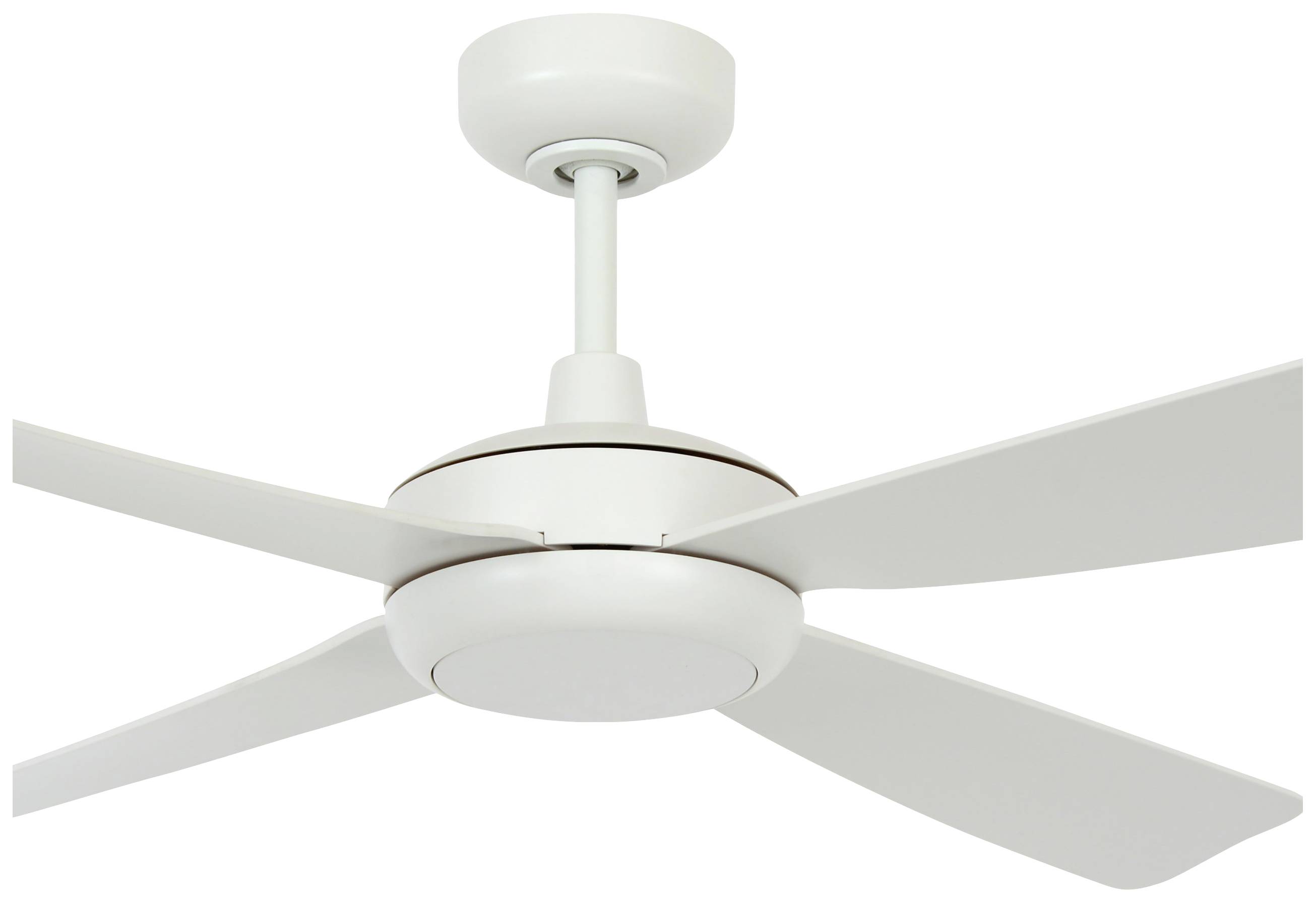 Ein weißer Deckenventilator mit vier Flügeln, montiert an einer kurzen Stange, geeignet für moderne Innenräume.