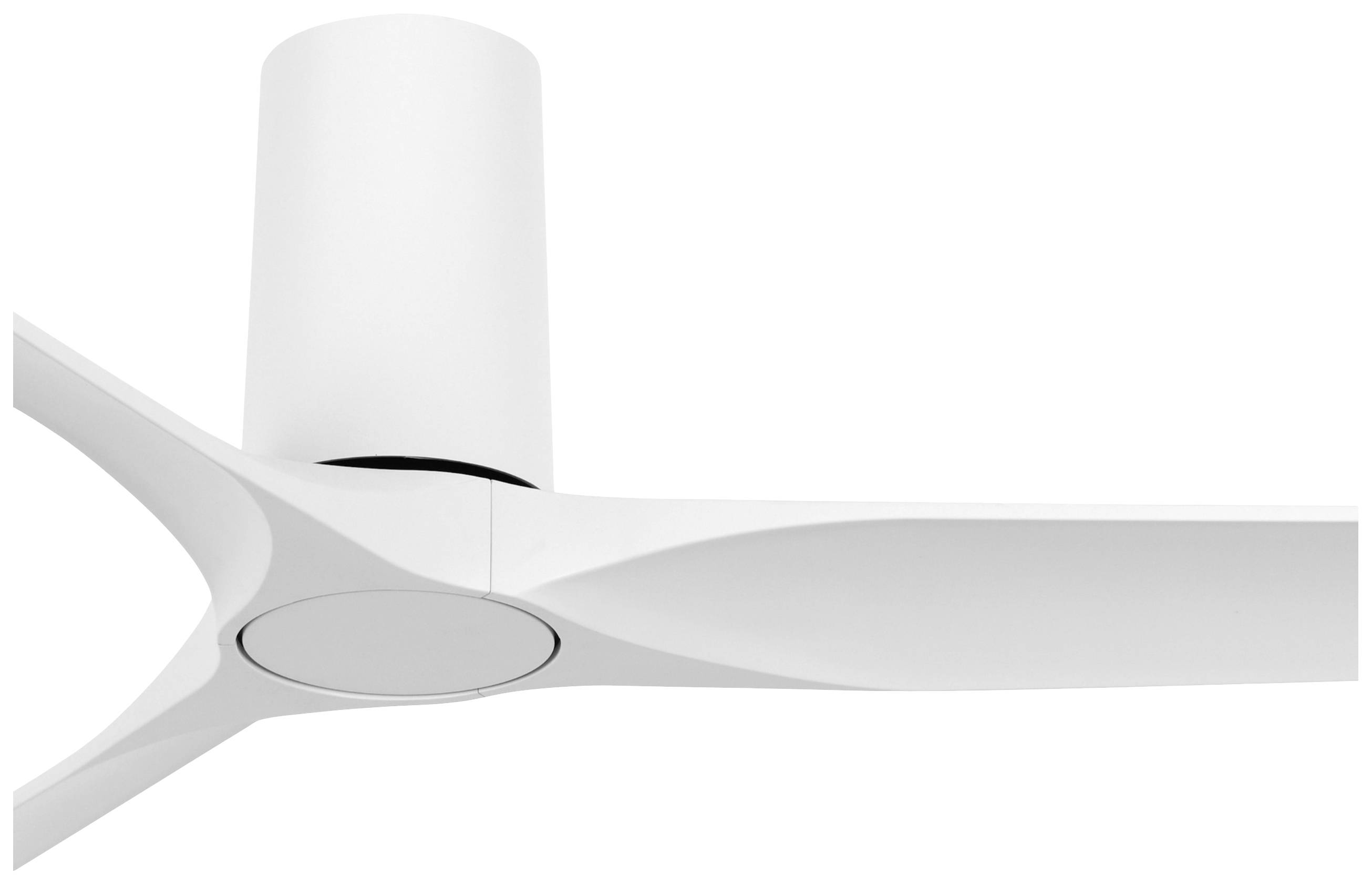 Ein moderner, weißer Deckenventilator mit drei schlanken Flügeln und zylindrischem Motorengehäuse, minimalistisch im Design.