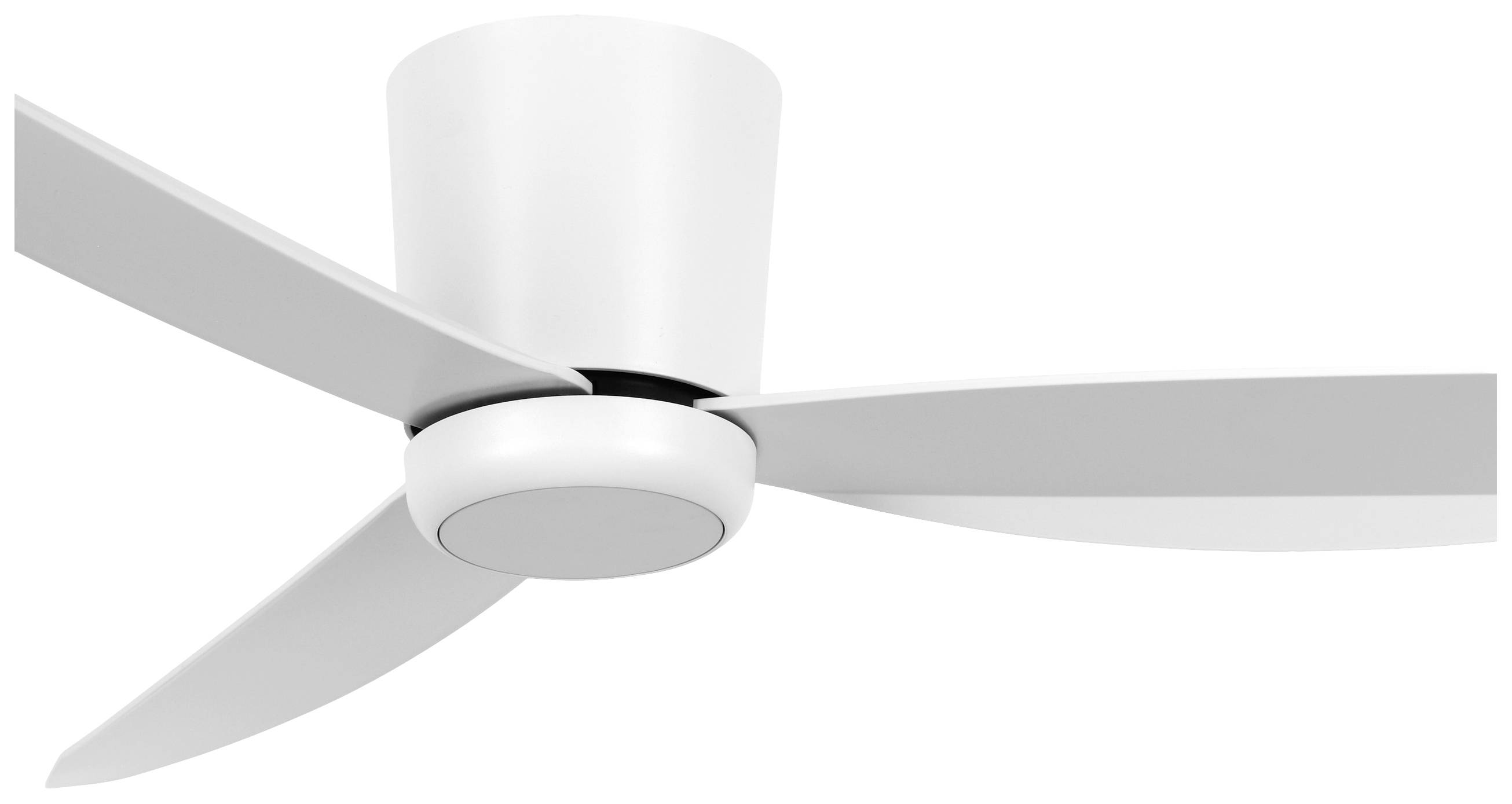 Ein moderner Deckenventilator mit drei weißen Rotorblättern, montiert an einer flachen Deckenhalterung. Ideal für minimalistische Raumgestaltung.