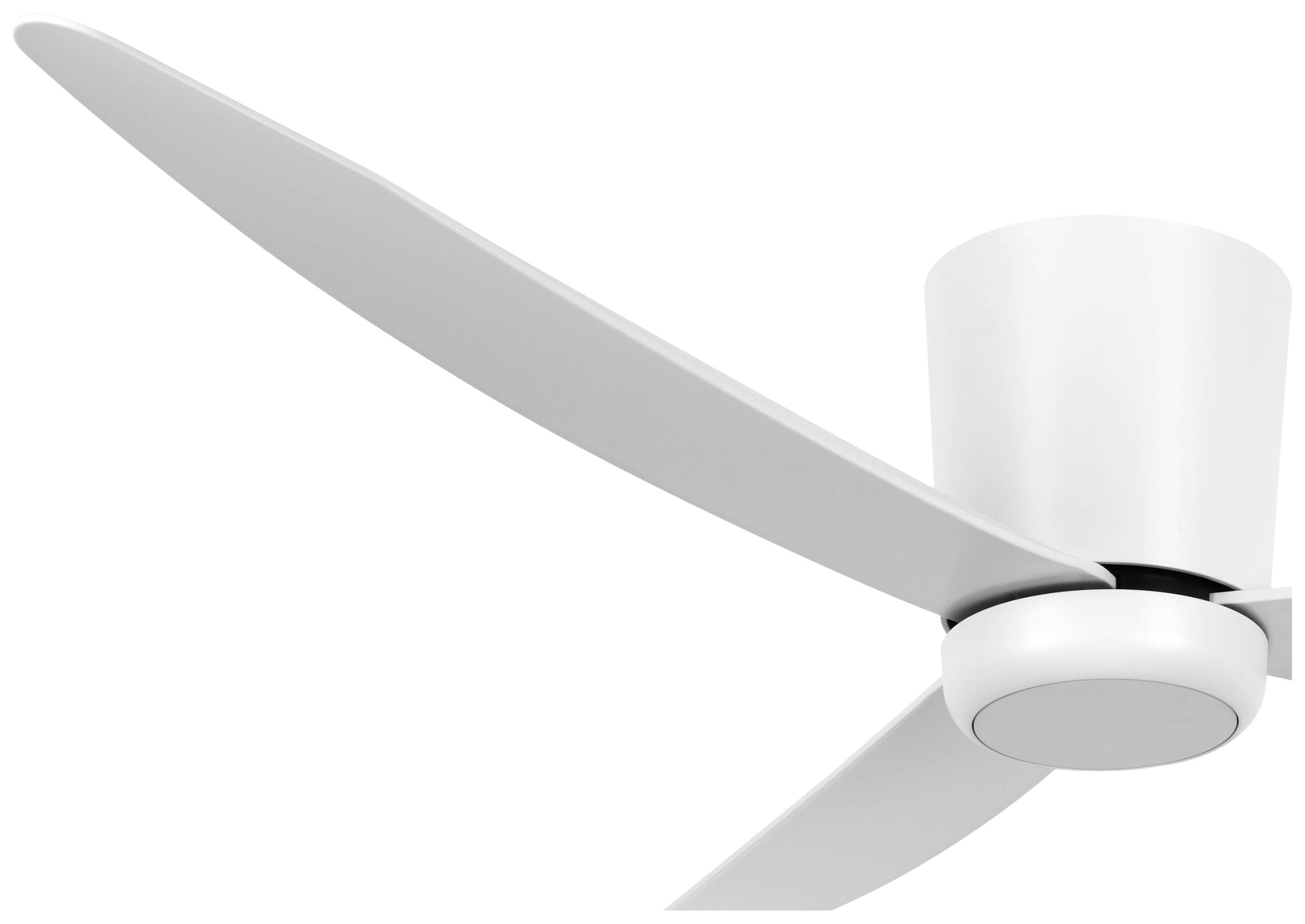 Ein moderner, weißer Deckenventilator mit zwei Flügeln, der in einem Raum installiert ist.