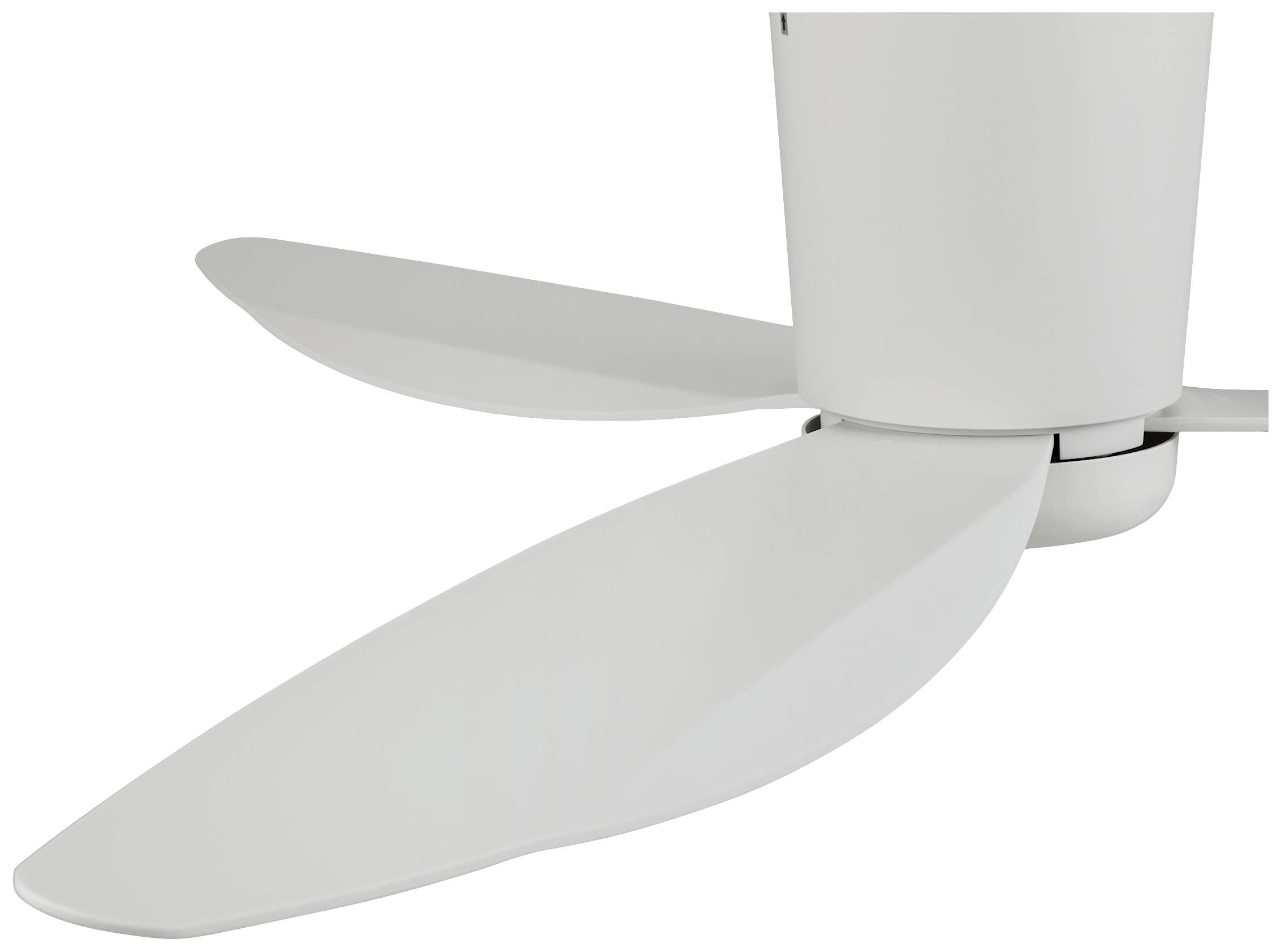 Ein weißer Deckenventilator mit drei breiten, flachen Flügeln.