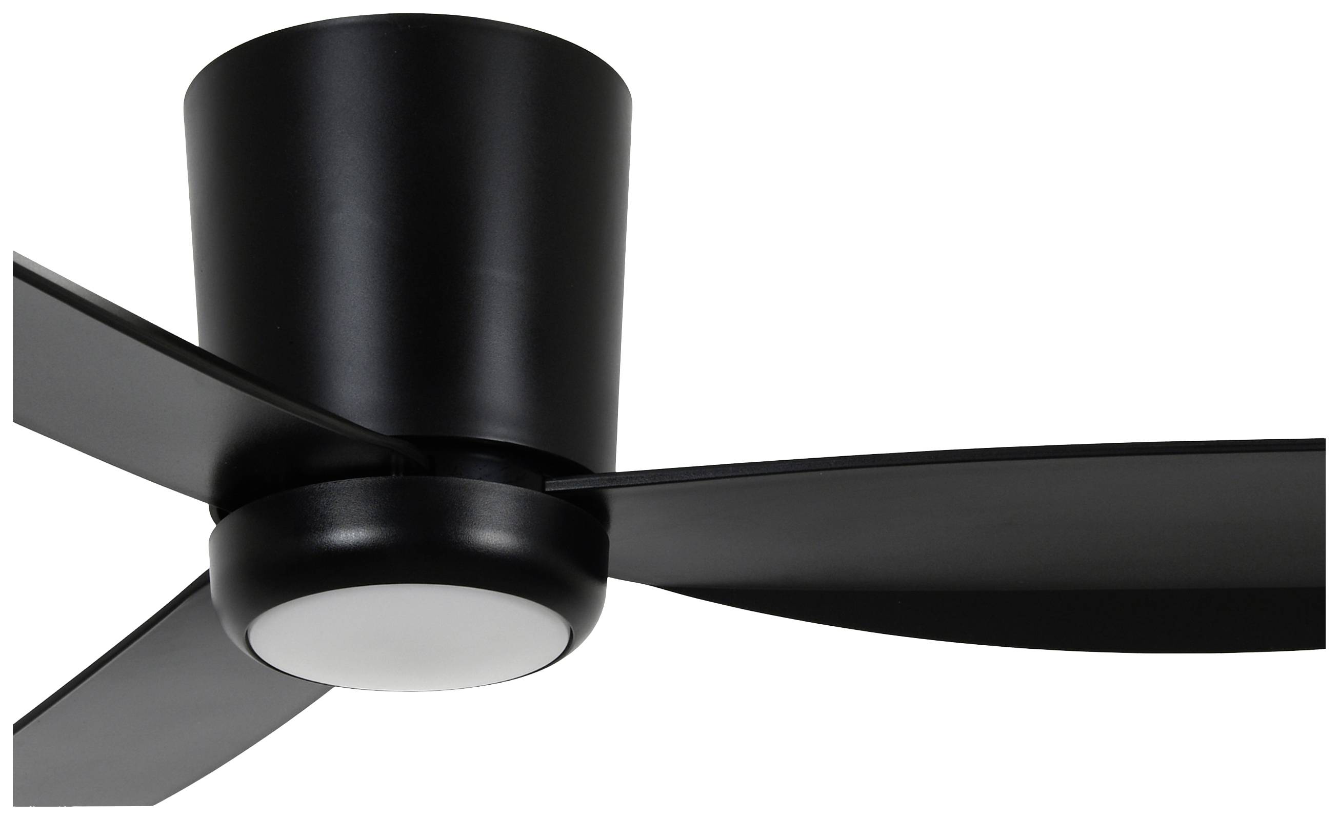 Ein moderner schwarzer Deckenventilator mit drei Flügeln, montiert an einer dunklen Decke.
