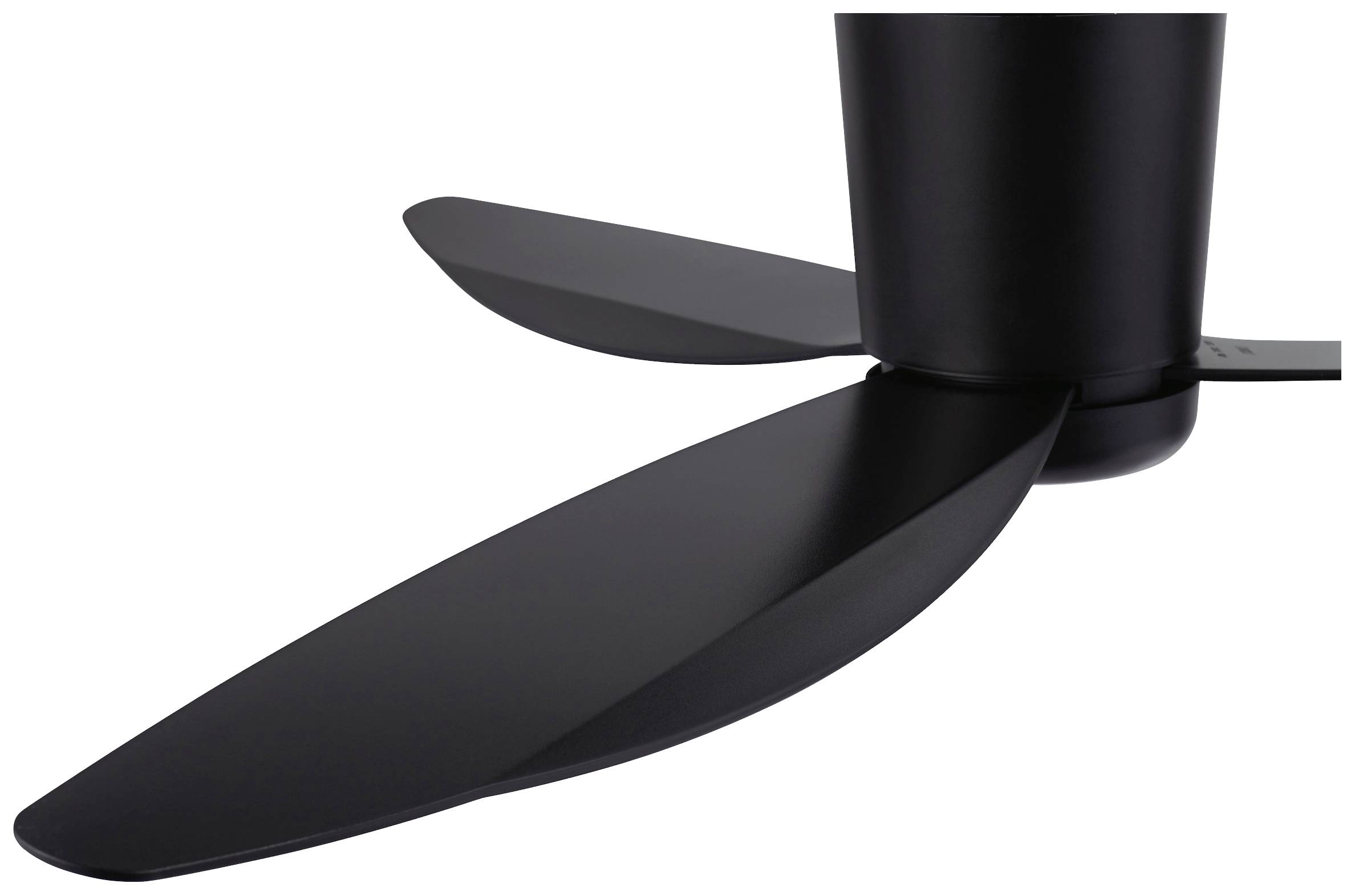 Schwarzer Ventilator mit drei Flügeln, an einer Decke montiert, in minimalistischem Design.