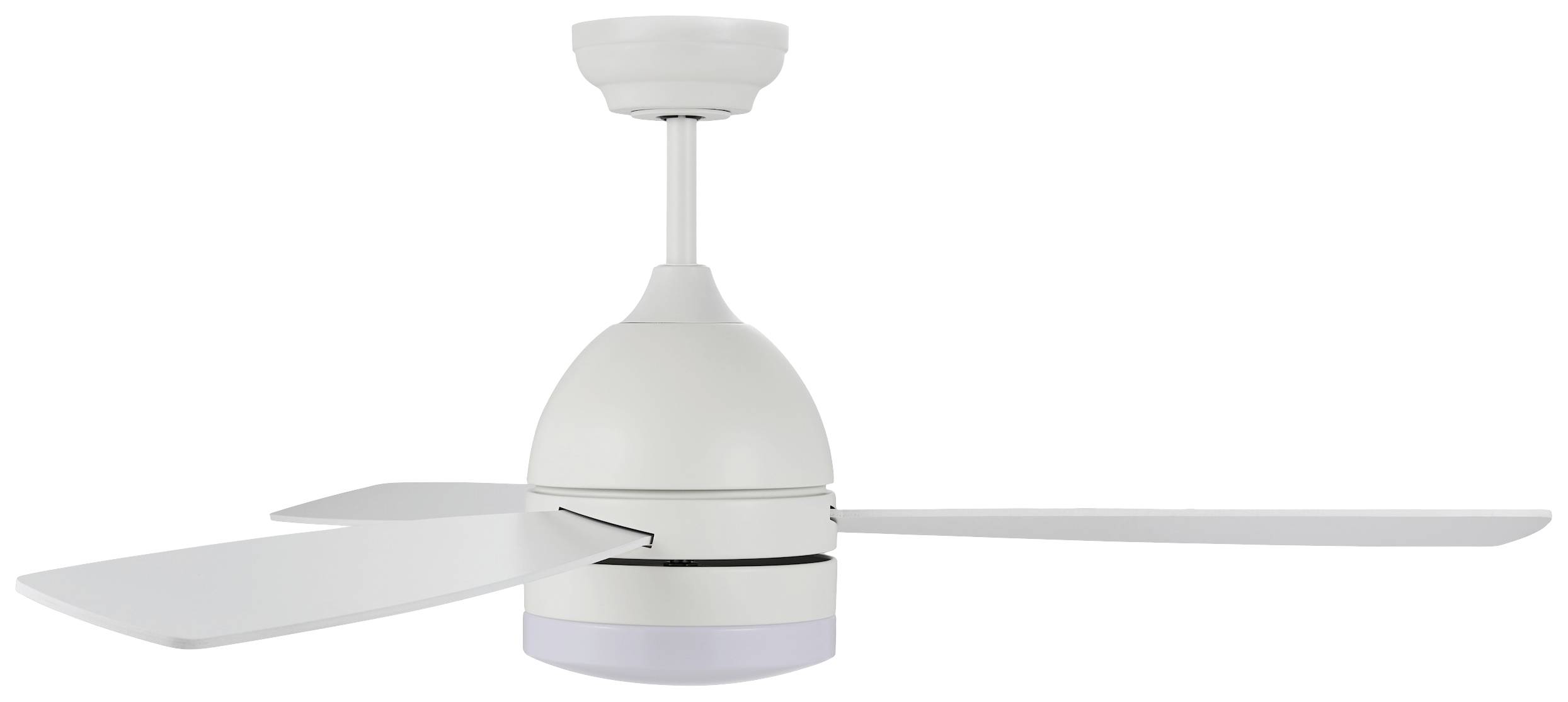 Ein weißer Deckenventilator mit drei flachen Flügeln und einem integrierten Licht in der Mitte, für Wohnräume geeignet.