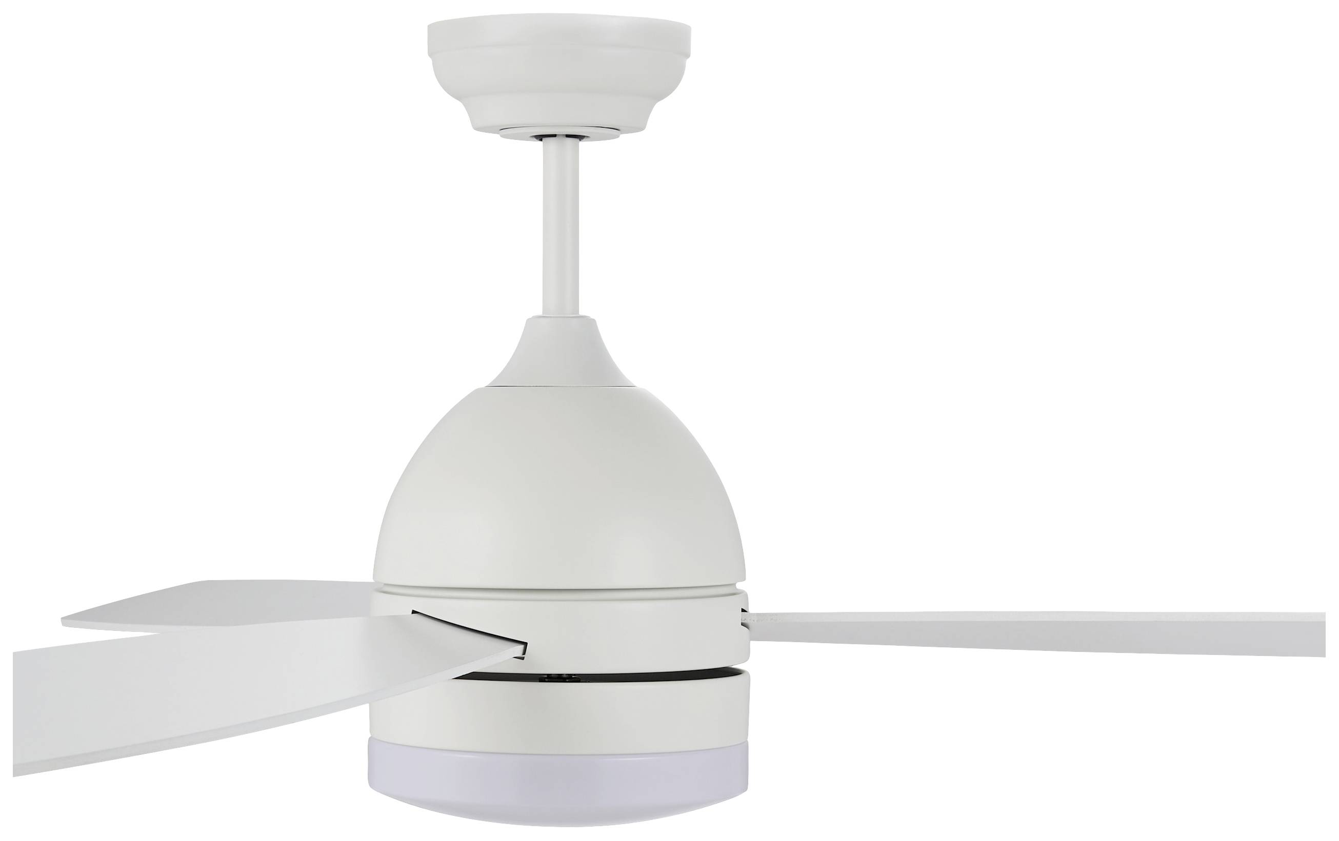 Weißer Deckenventilator mit drei Flügeln und integriertem Licht, an einer kurzen Verlängerungsstange befestigt.