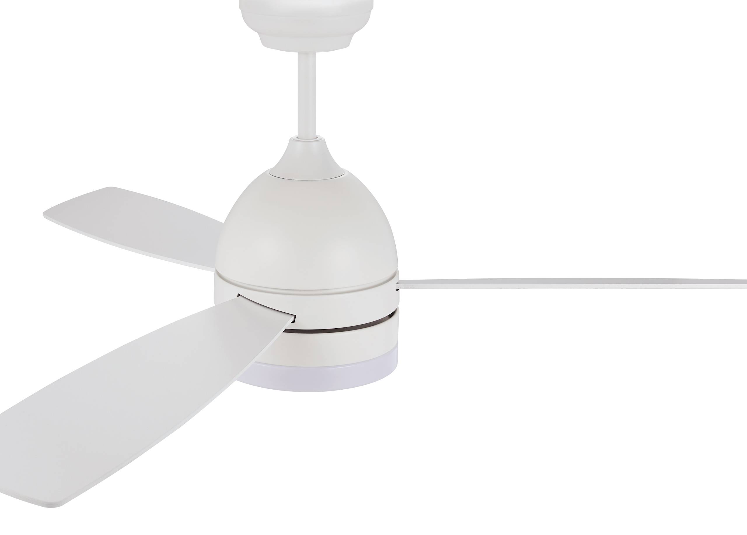 Ein weißer Deckenventilator mit drei Flügeln, an der Decke montiert. Der Ventilator hat ein modernes, minimalistisches Design.