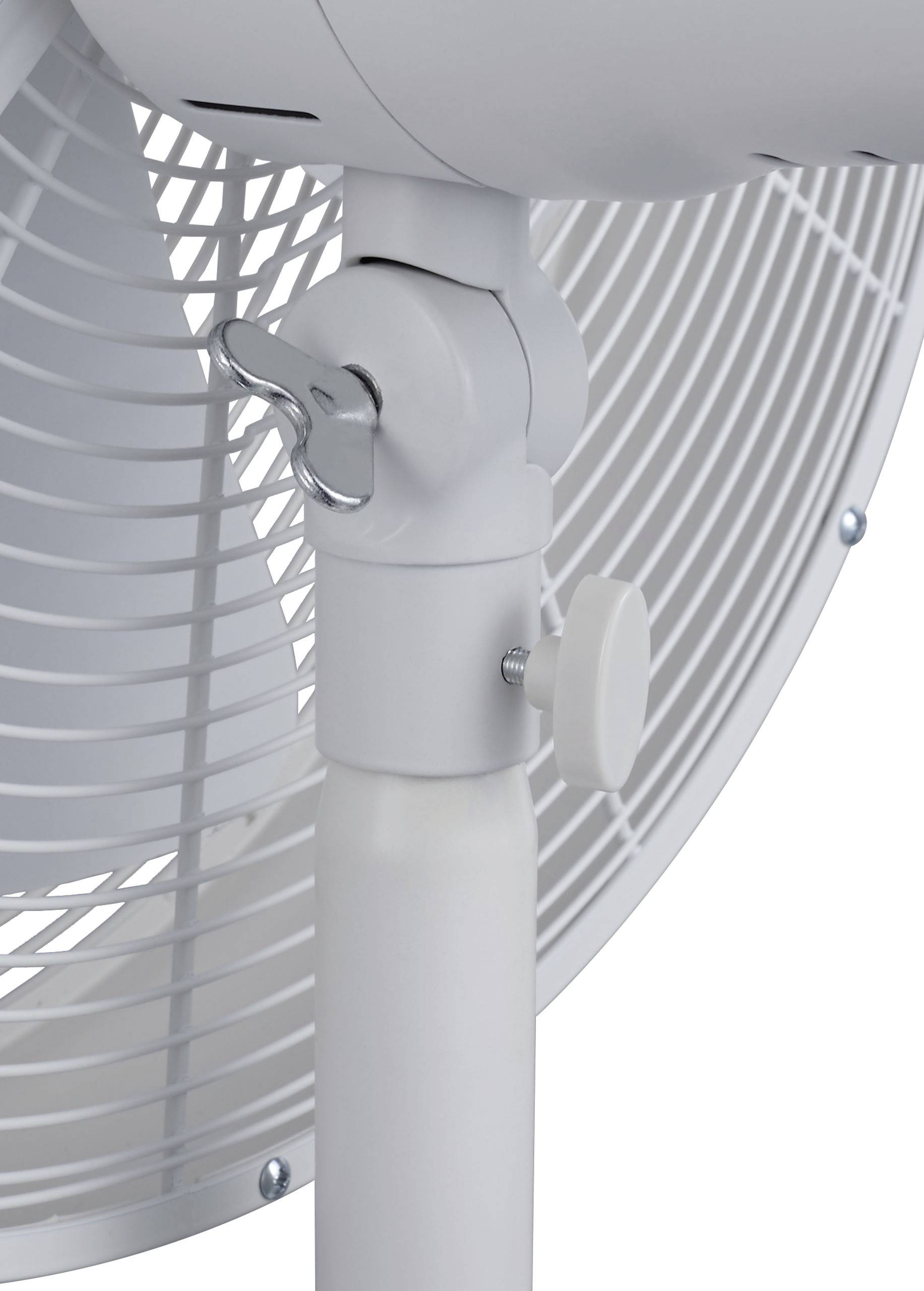 Ein weißer Standventilator aus der Nähe, zeigt Details des Rotors und der verstellbaren Halterung.