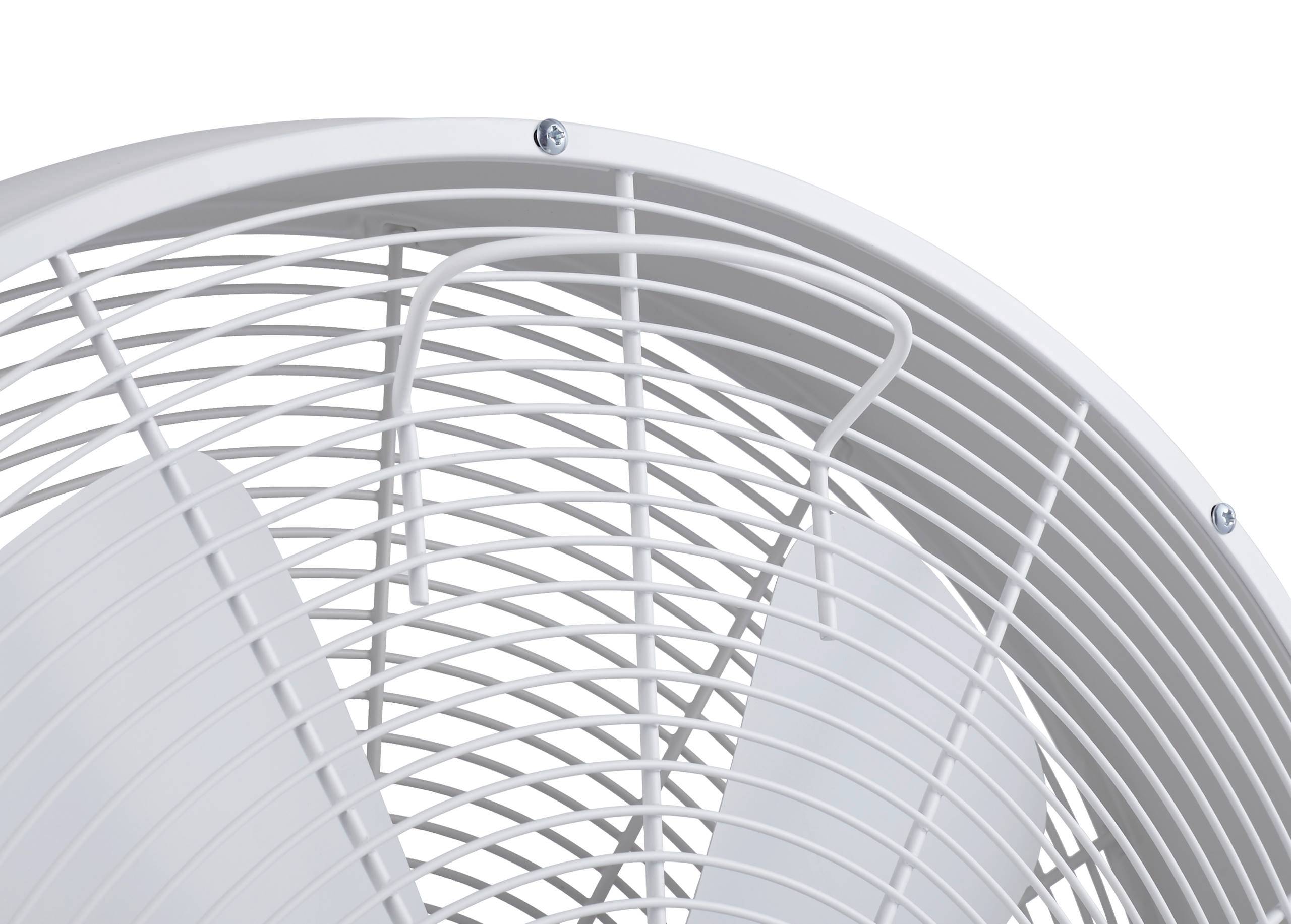 Nahaufnahme eines weißen Ventilators mit Schutzgitter und sich drehenden Schaufeln.