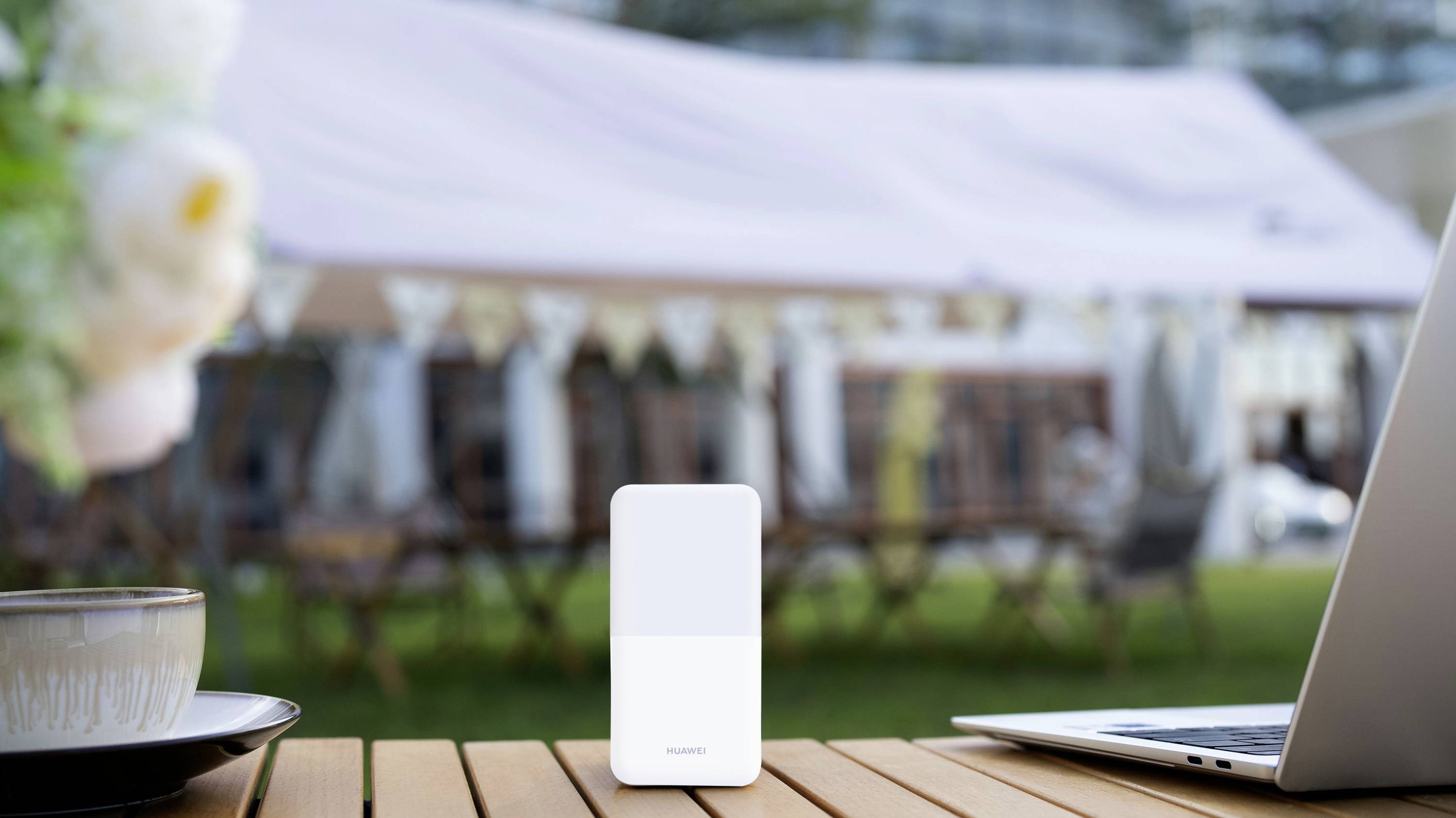 HUAWEI E5586-326 Mobiler 4G-WLAN-Hotspot bis 16 Geräte 195MBit/s MIMO Weiß