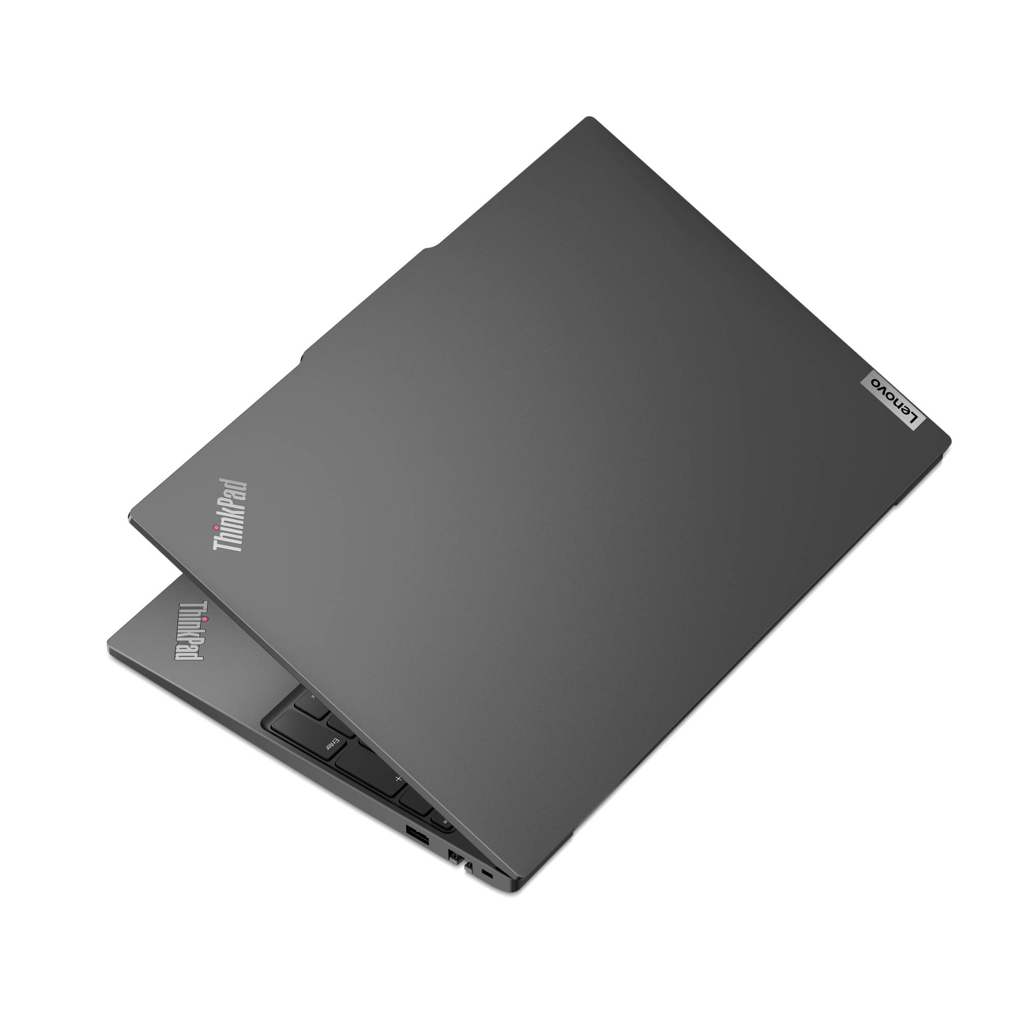 Grau-schwarzer Laptop mit teils geschlossenem Display. Oben links ist das ThinkPad-Logo, oben rechts das Lenovo-Logo zu sehen.