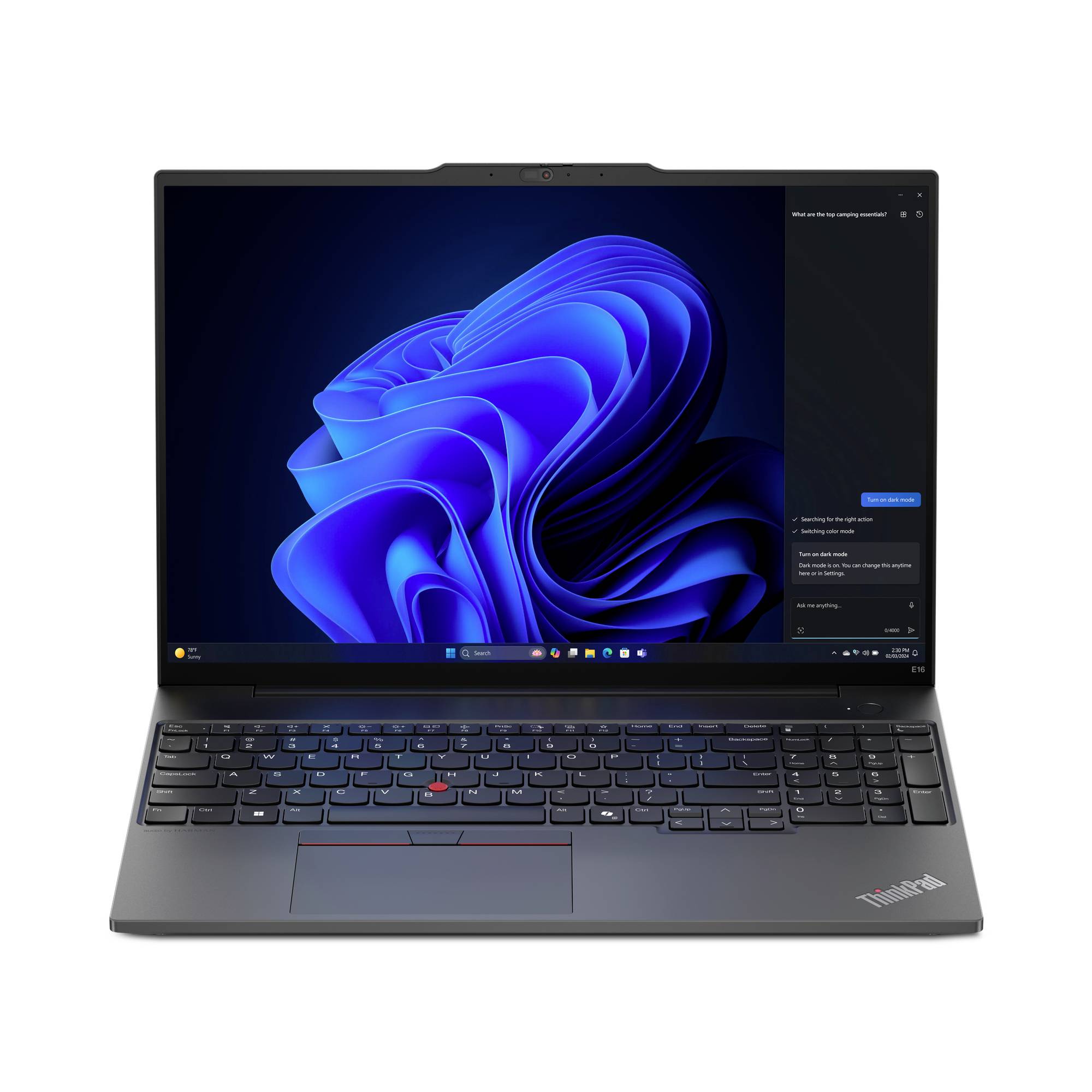 Ein Laptop mit geöffnetem Bildschirm zeigt das Betriebssystem Windows 11. Die Tastatur ist beleuchtet, und das ThinkPad-Logo ist sichtbar.