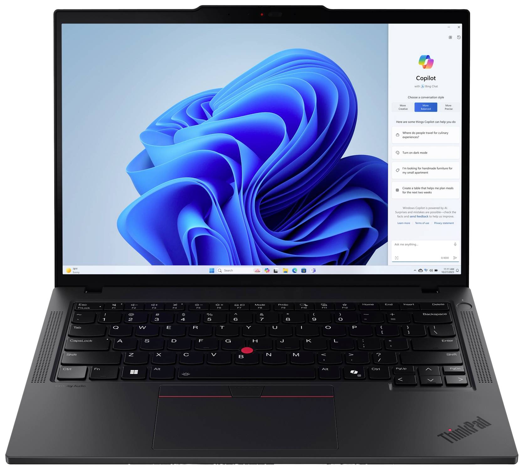 Ein Laptop mit geöffnetem Bildschirm zeigt das Windows-Betriebssystem und die Anwendung 'Copilot' auf einer modernen Benutzeroberfläche.