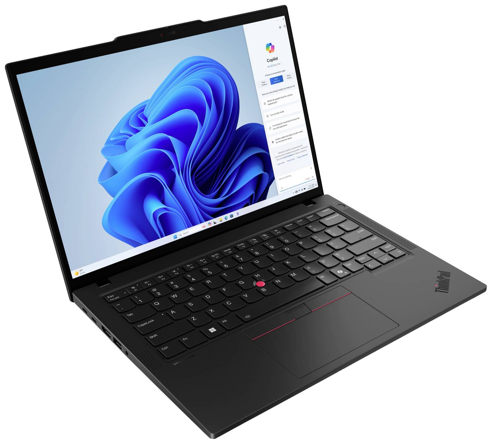 Ein schwarzes Laptop, geöffnet, zeigt das Windows 11-Startbild auf dem Bildschirm. Die Tastatur ist flach und funktional, mit einem roten Trackpoint in der Mitte.