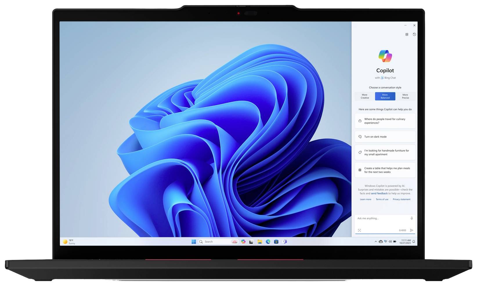 Ein Laptop mit Windows-Desktop zeigt das Startmenü und eine geöffnete App rechts. Der Hintergrund ist das blaue Windows-Logo.