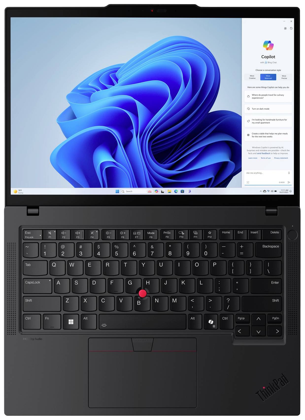 Ein Laptop mit geöffneter Windows-Benutzeroberfläche. Der Bildschirm zeigt das Windows-Logo und das geöffnete 'Copilot'-Programm.