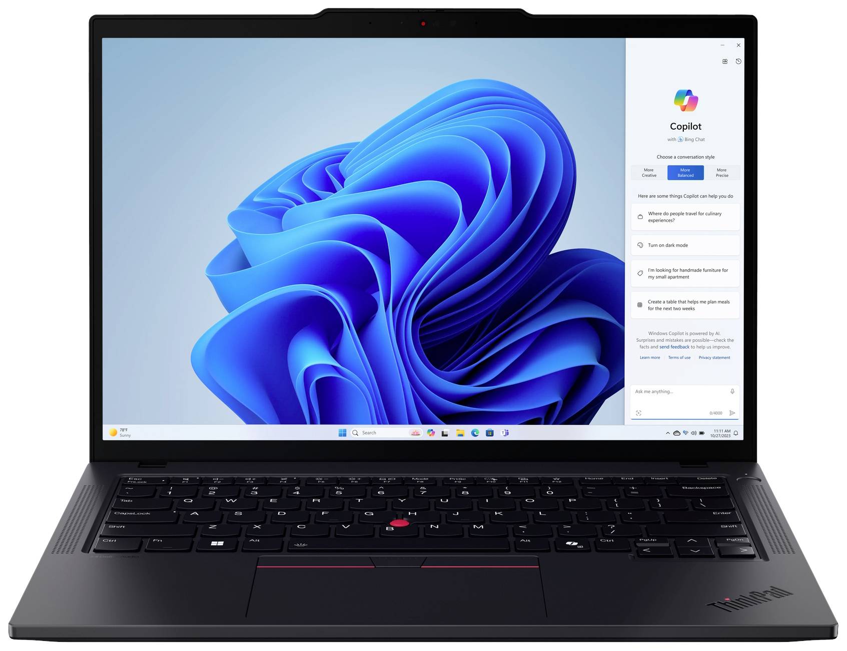 Laptop mit Windows 11-Bildschirm zeigt die Startseite und das Copilot-Panel. Das Gerät hat eine schwarze Tastatur.