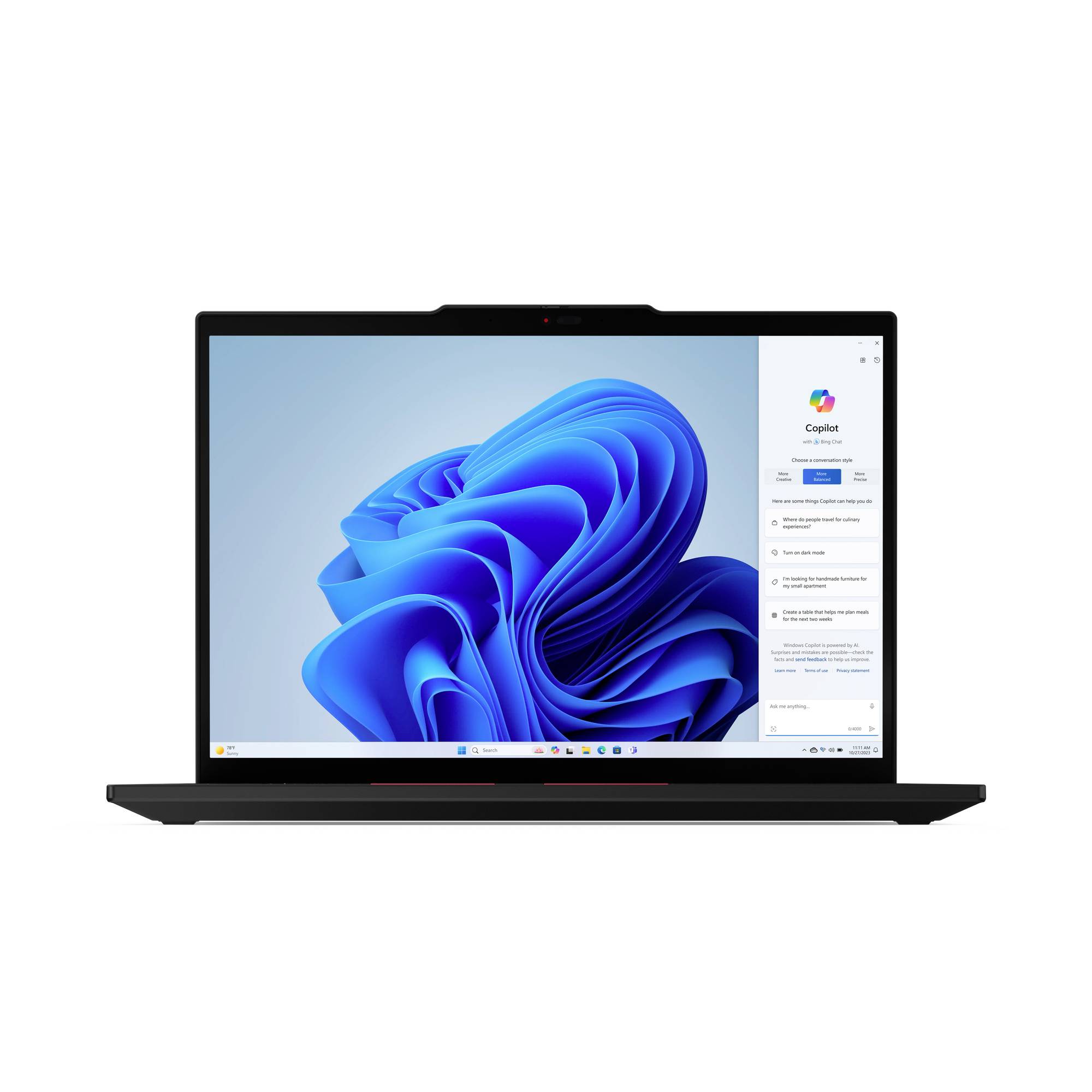 Ein Laptop mit einem blauen, wellenartigen Hintergrund auf dem Bildschirm zeigt eine geöffnete Sidebar-Anwendung an der rechten Seite.