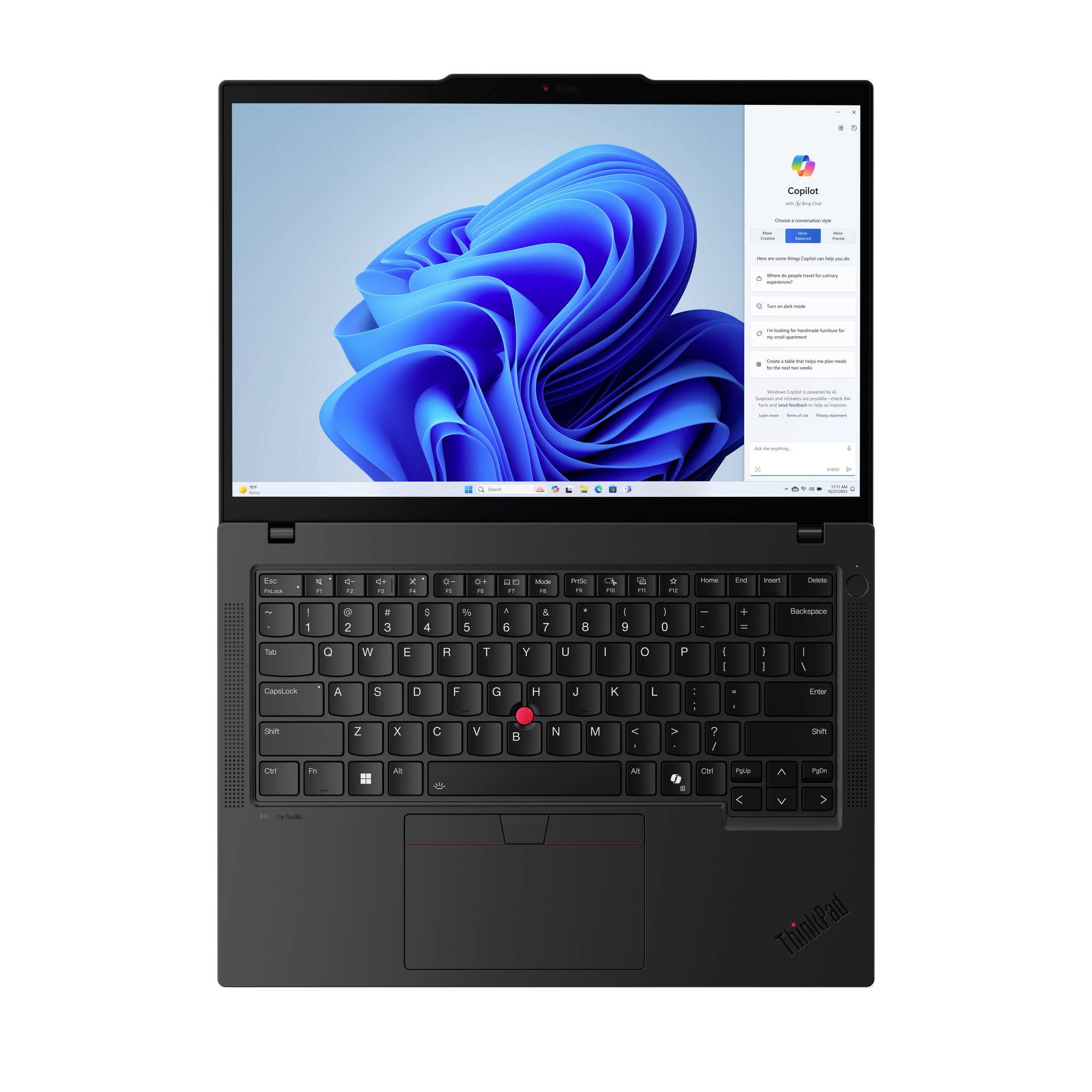 Ein geöffneter Laptop mit Windows-Betriebssystem zeigt den Desktop und eine geöffnete Anwendung auf dem Bildschirm.