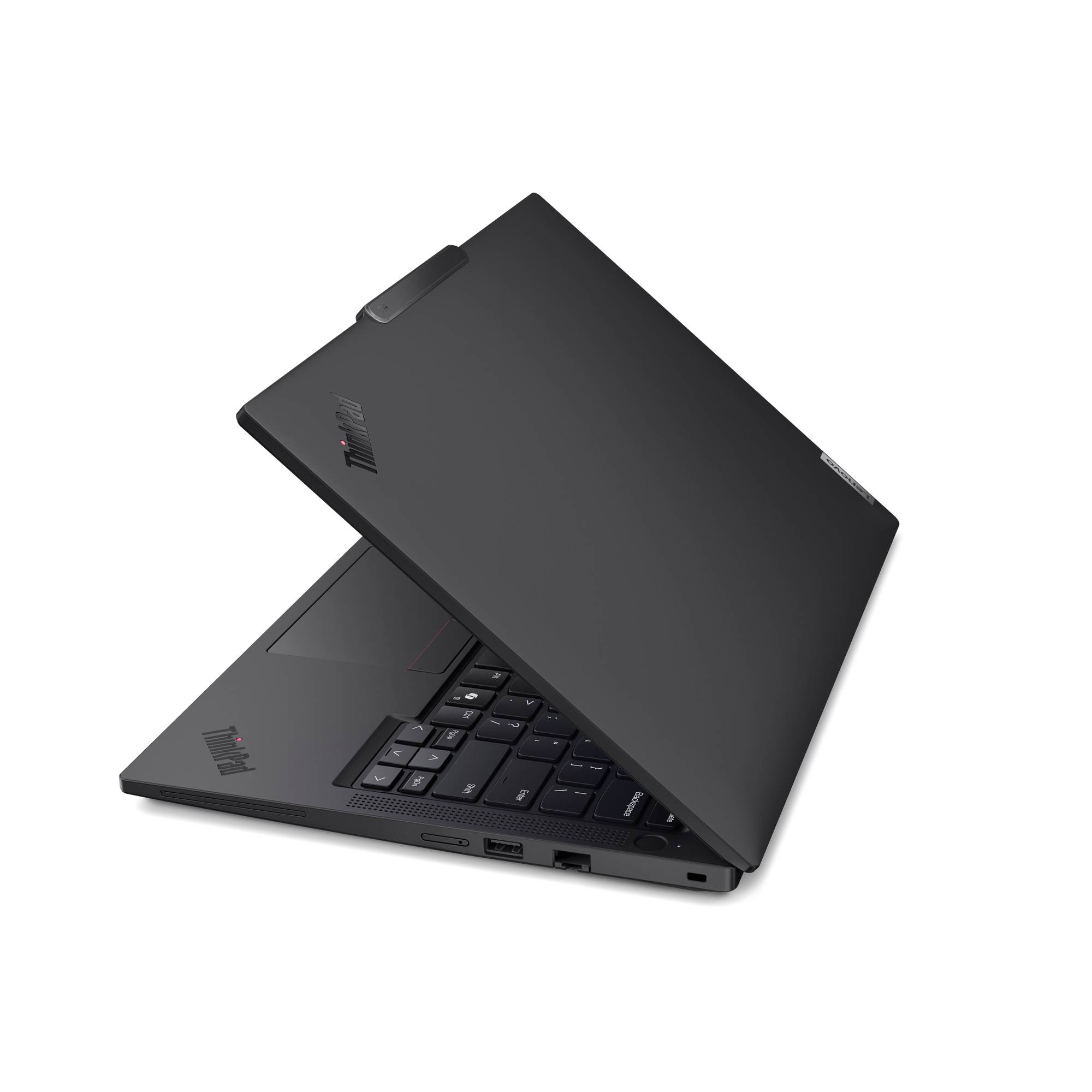 Ein halb geöffneter schwarzer Laptop, Marke Lenovo ThinkPad, auf weißem Hintergrund. Die Tastatur und Anschlüsse sind teilweise sichtbar.