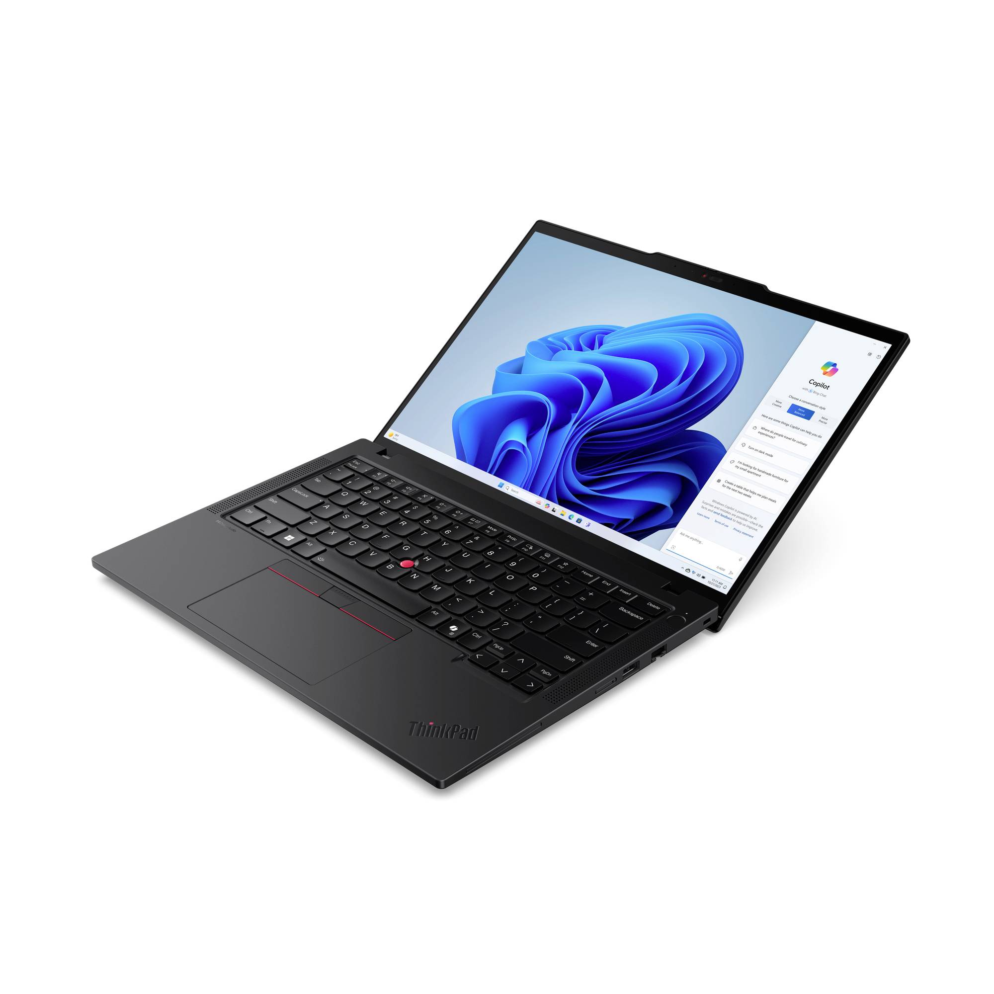 Ein aufgeklappter Laptop mit schwarzem Gehäuse zeigt den Windows 11 Desktop-Bildschirm. Das Design ist schlank und modern.