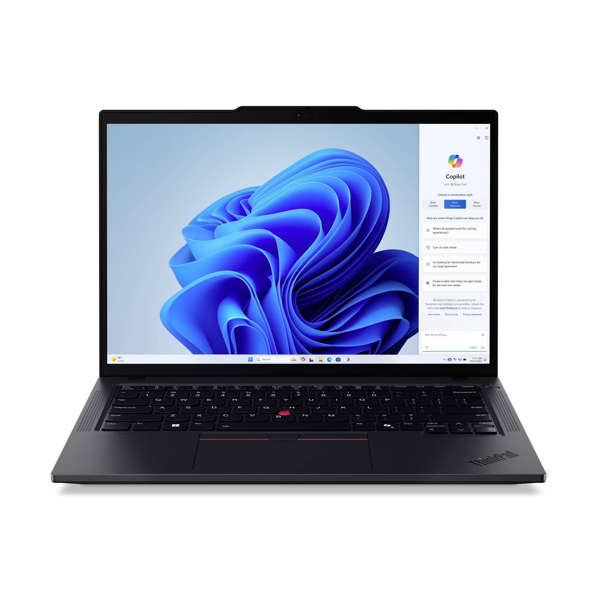 Ein aufgeklappter Laptop zeigt den Windows-Desktop mit der 'Copilot'-Seite im Browser auf dem Bildschirm.