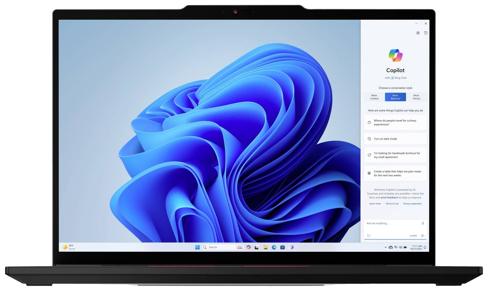 Ein Laptopbildschirm mit dem Windows-Desktop zeigt ein blaues, spiralförmiges Hintergrundbild. Rechts ist Microsoft Copilot geöffnet, mit Optionen zur Aufgabenanpassung.