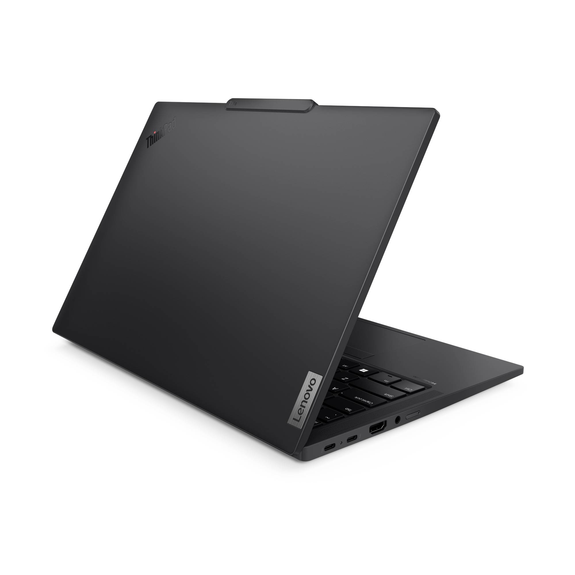 Ein schwarzer Laptop mit Lenovo-Logo, halb offen, von hinten links fotografiert; zeigt Anschlüsse auf der linken Seite.