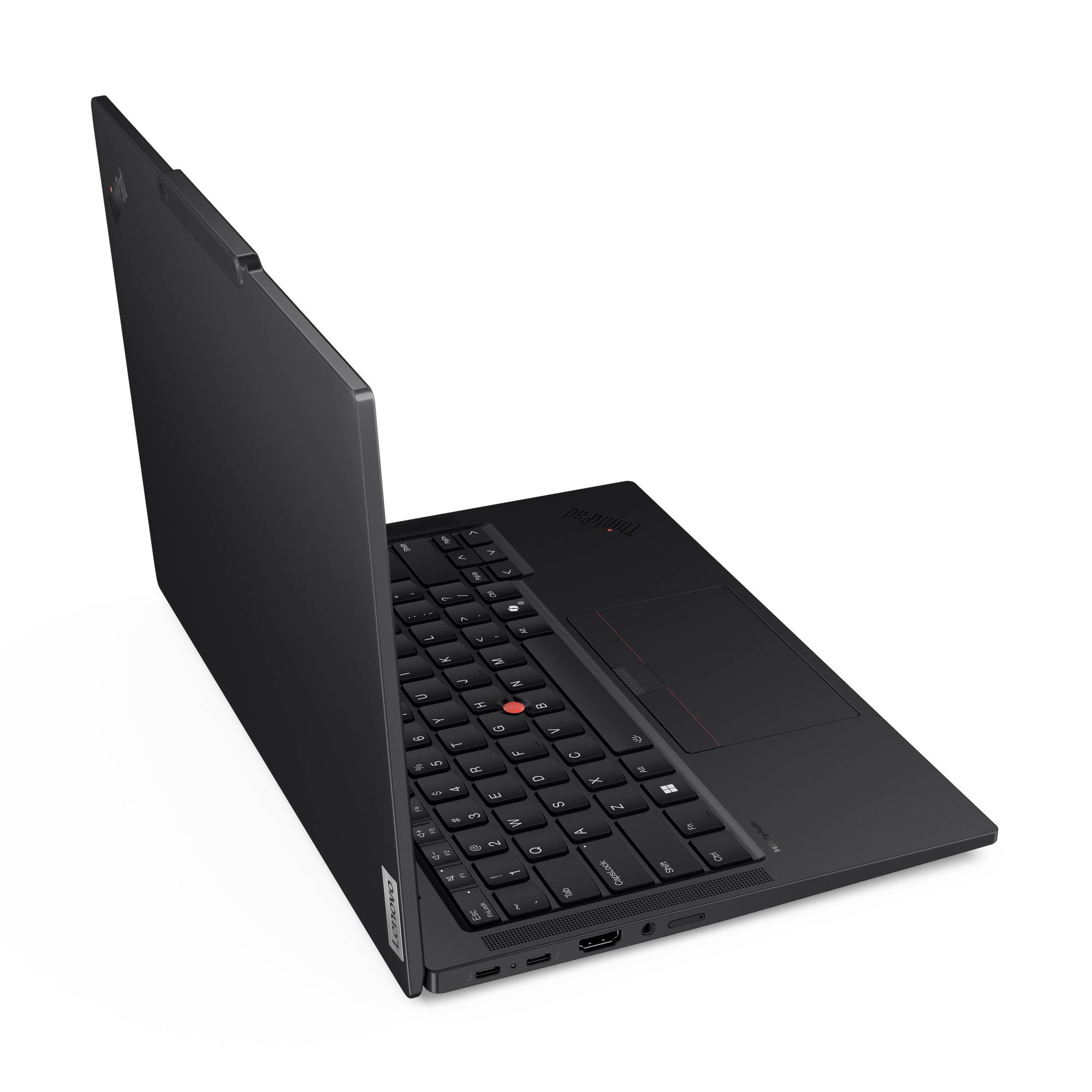 Ein aufgeklappter Laptop mit schwarzem Gehäuse und Tastatur, seitliche Ansicht. Das Lenovo-Logo ist auf dem Gehäusedeckel sichtbar.