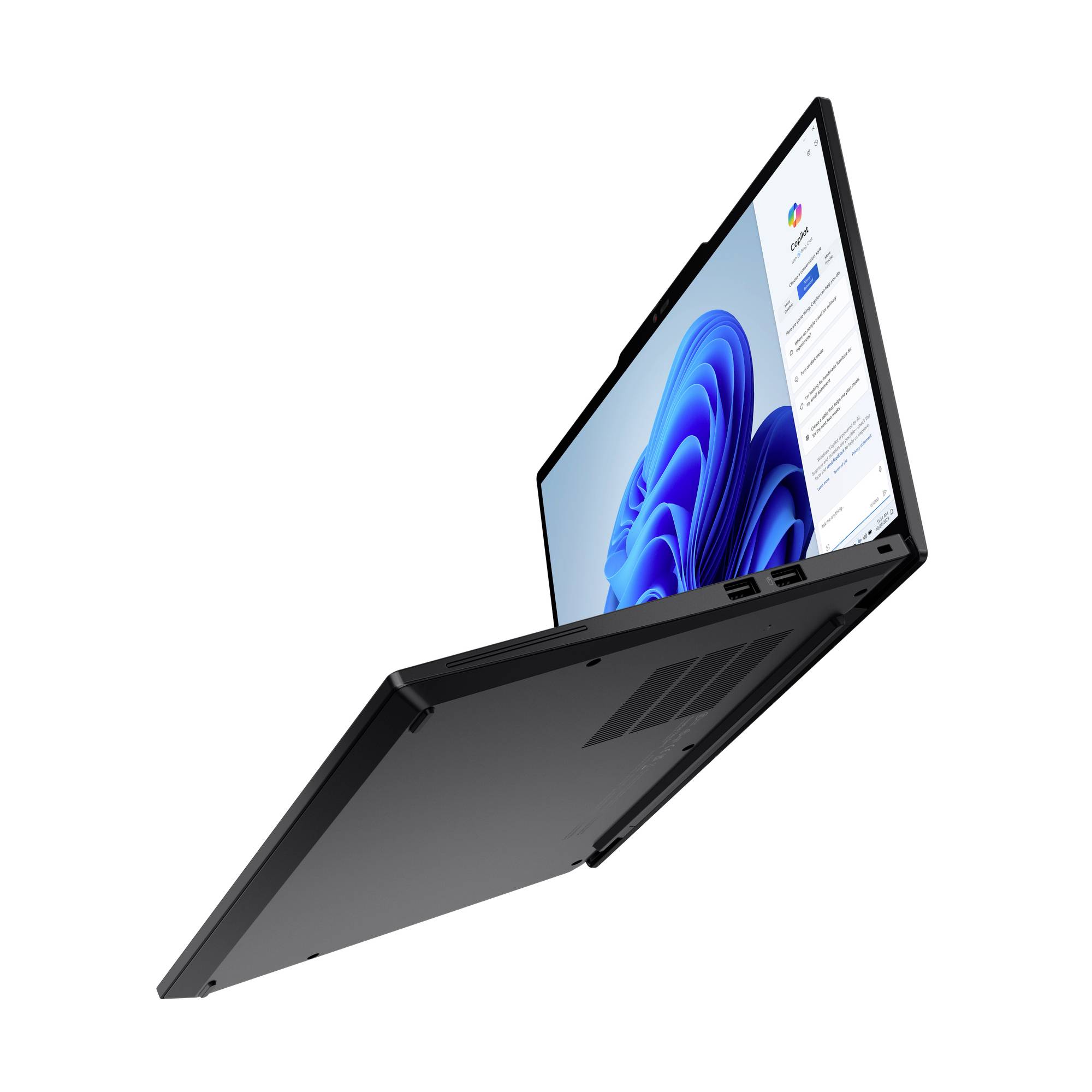 Ein Laptop, teilweise geöffnet, zeigt den Windows 11-Bildschirm. Das Gerät hat ein schlankes Design und wird von der Seite gezeigt.