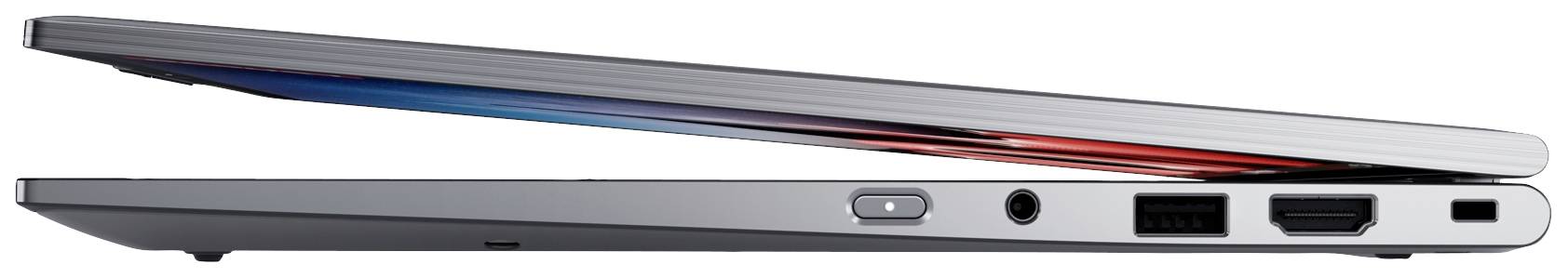 Ein halbgeöffneter moderner Laptop zeigt seine Seitenansicht mit Anschlüssen und einem schmalen, metallischen Design.
