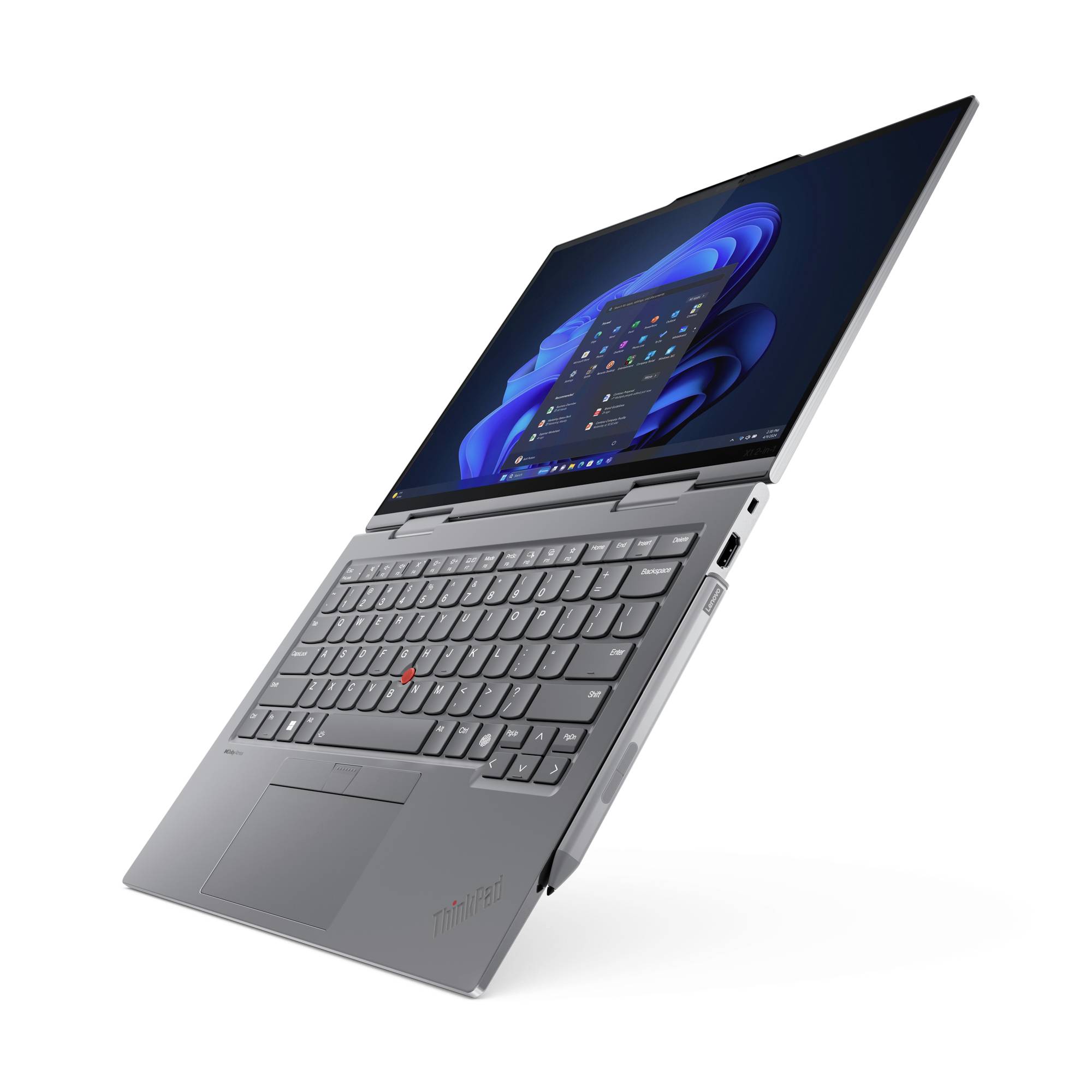 Ein silberner Laptop mit geöffneter Scharnierfunktion, Windows-Desktop auf dem Bildschirm. Tastatur und Touchpad sind sichtbar.