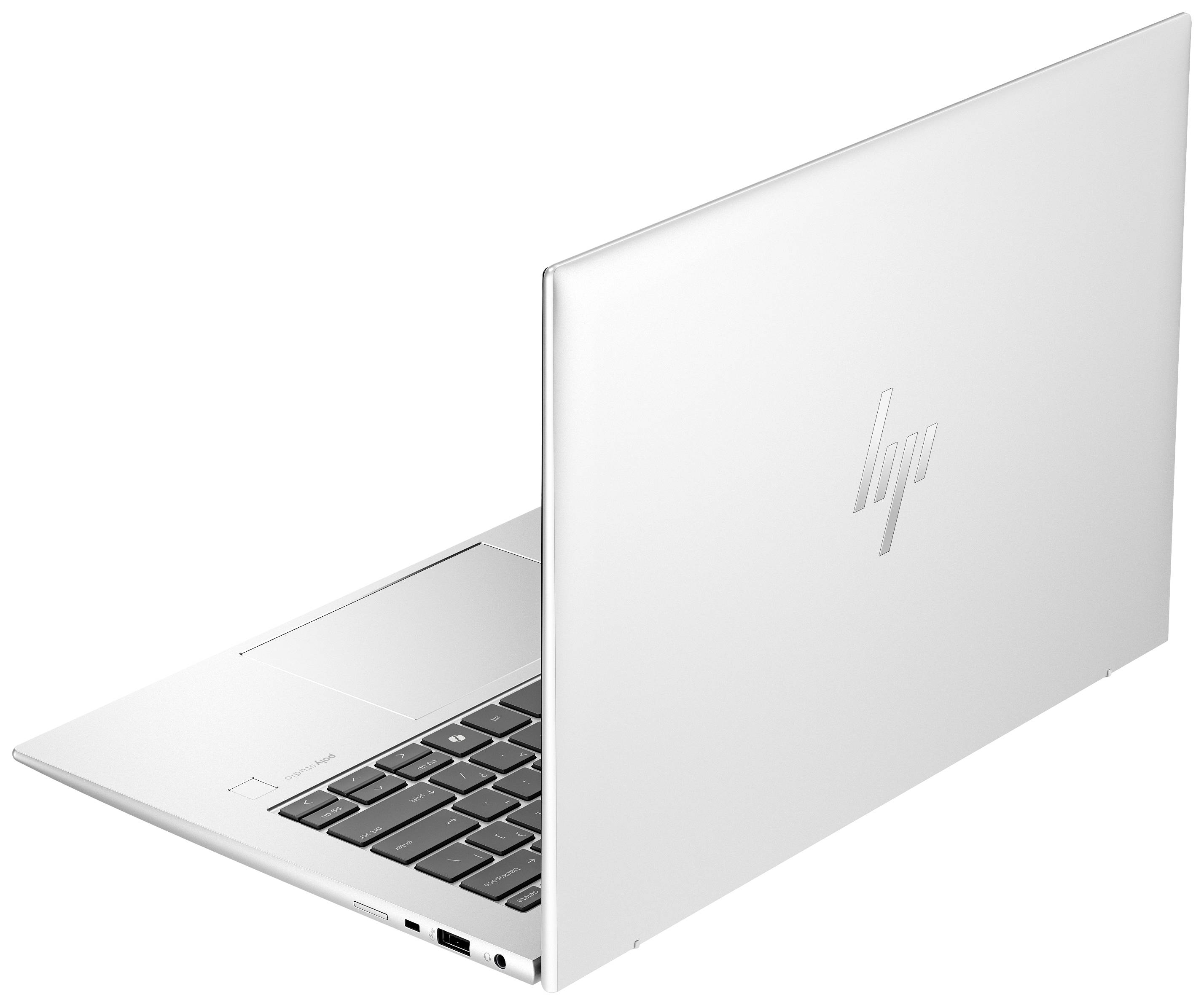 Ein silberner Laptop von der Seite, leicht geöffnet, zeigt die Tastatur und das Logo auf dem Deckel.
