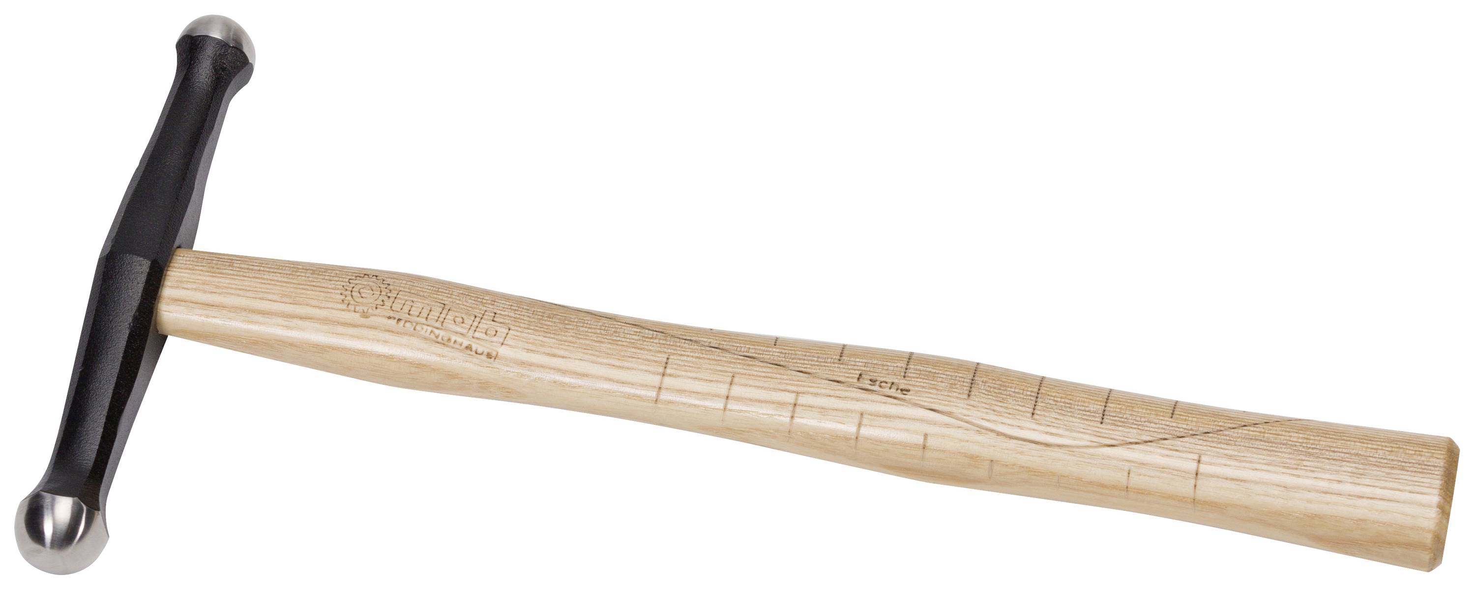 Ein Hammer mit Holzgriff und Metallkopf, der horizontal liegt, auf weißem Hintergrund.