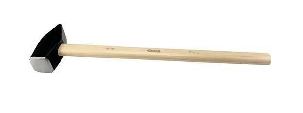 Ein Hammer mit einem langen Holzgriff und einem schweren, rechteckigen Metallkopf. Geeignet für schwere Bauarbeiten oder Schmiedearbeiten.