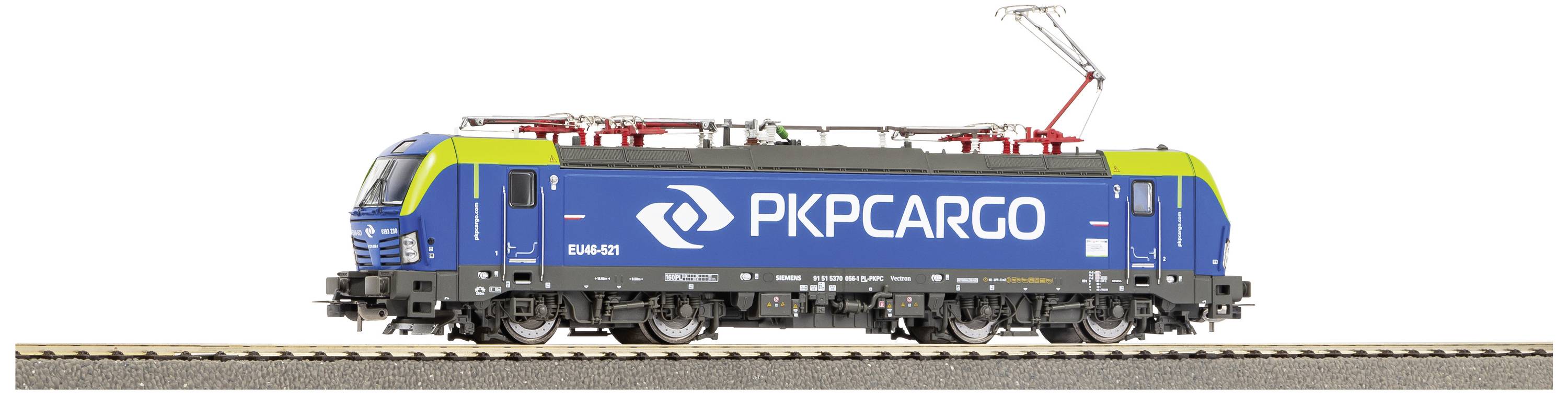 Ein blauer PKP Cargo Güterzug mit gelben Akzenten auf einem Gleis. Oberleitungskabel sind sichtbar. Hauptthema: Schienentransport.