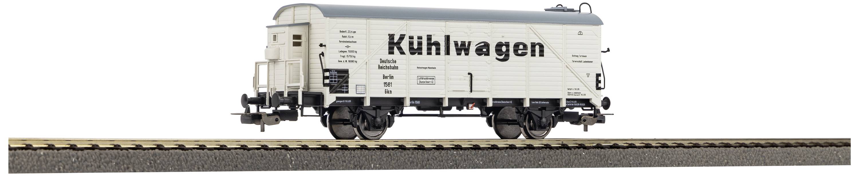 Ein weißer Modell-Kühlwagen mit der Aufschrift 'Kühlwagen' steht auf einem Gleis.
