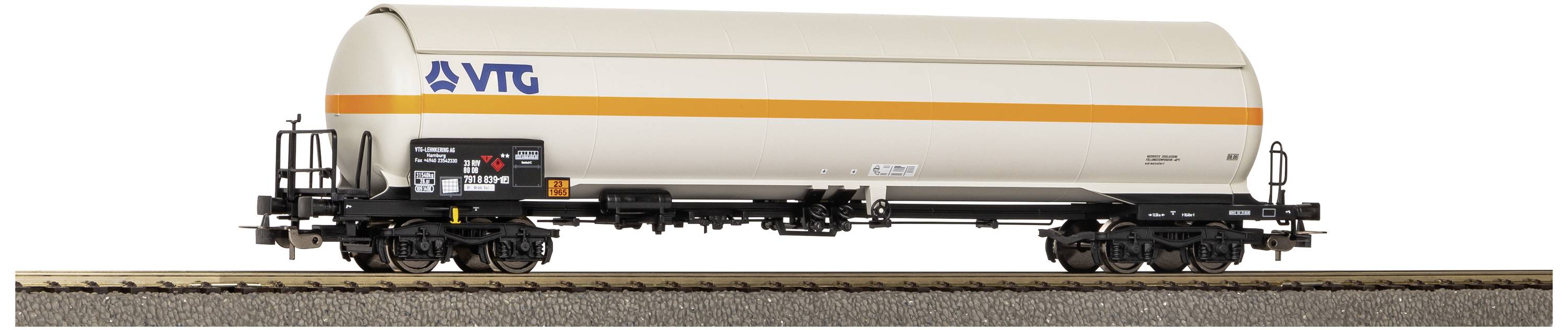 Ein Kesselwagenmodell der Firma VTG auf einem Gleis, beige mit orangener Linie, genutzt für den Transport von flüssigen Gütern.