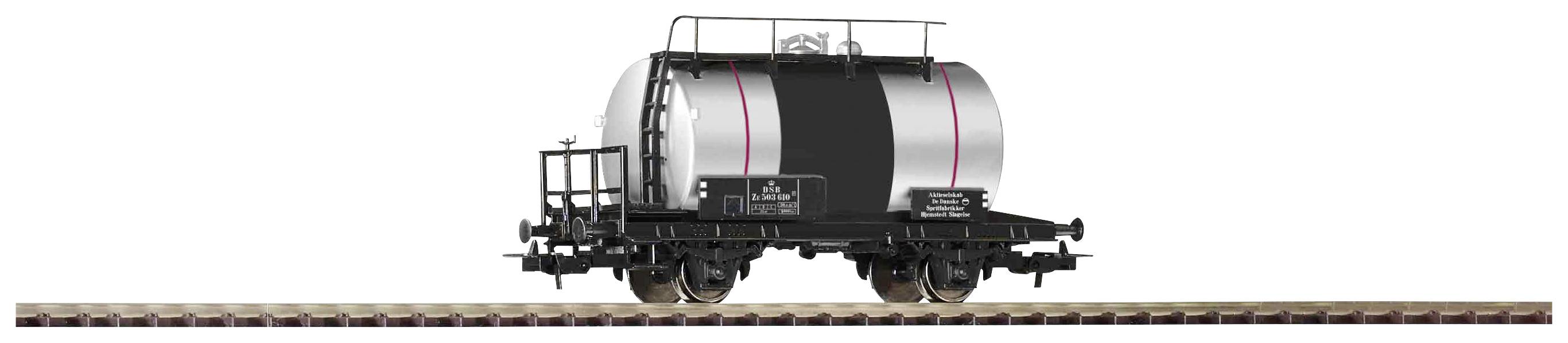 Ein schwarzer Kesselwagen auf Schienen, seitliche Ansicht. Der Wagen hat ein silbernes Fass mit Schutzgeländer oben und Beschriftungen.