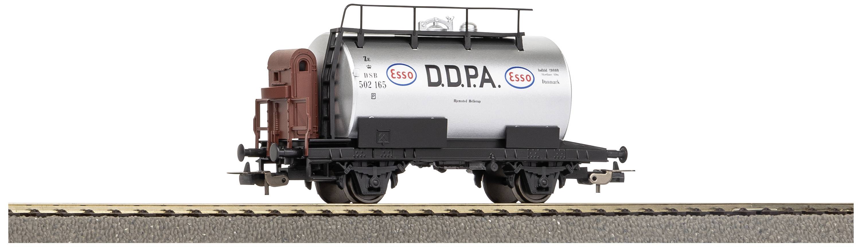 Ein silberner Kesselwagen mit 'D.D.P.A.' und 'Esso' Logos auf Eisenbahnschienen, seitliche Ansicht.