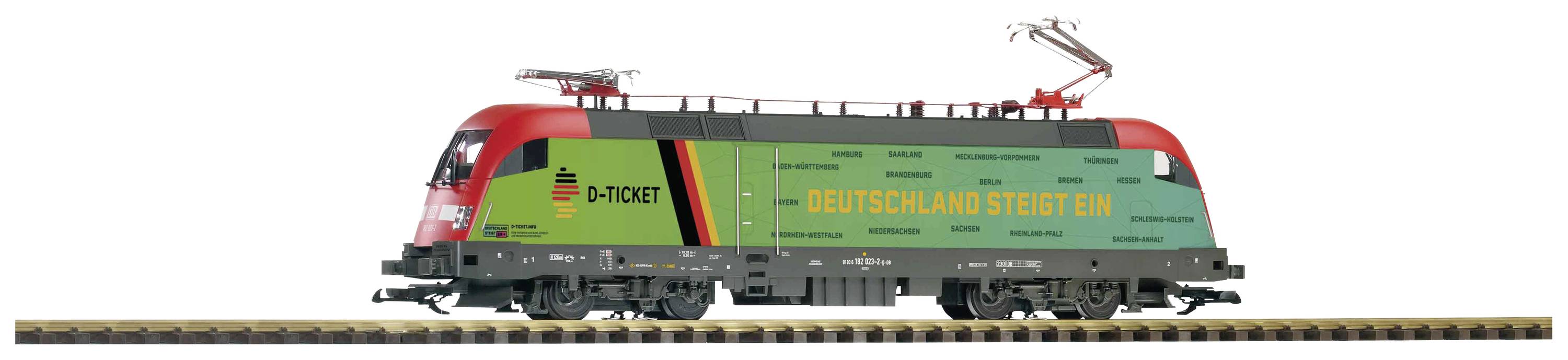 Eine Modelllokomotive auf Schienen, bemalt mit der Aufschrift 'Deutschland Steigt Ein' und dem Logo von 'DB'.