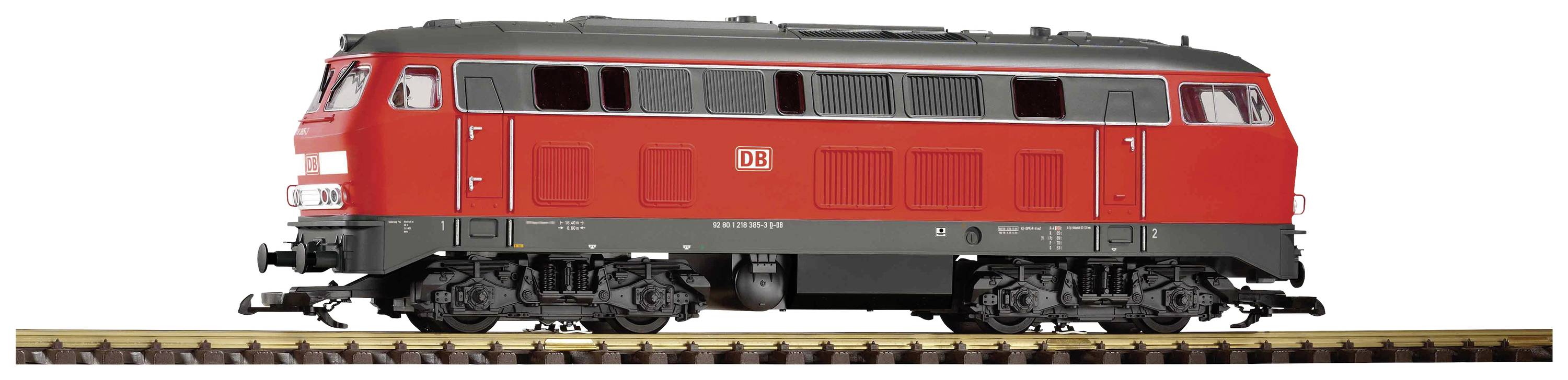 Ein roter und grauer Eisenbahn-Lokomotive auf Gleisen, seitliche Ansicht. Die Lokomotive hat das Logo der Deutschen Bahn.