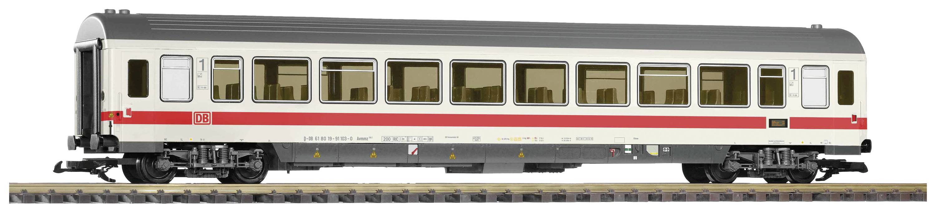 Ein Modellbahn-Personenwagen in grau mit roten Streifen steht auf Gleisen. Der Wagen hat mehrere Fenster und eine DB-Markierung.