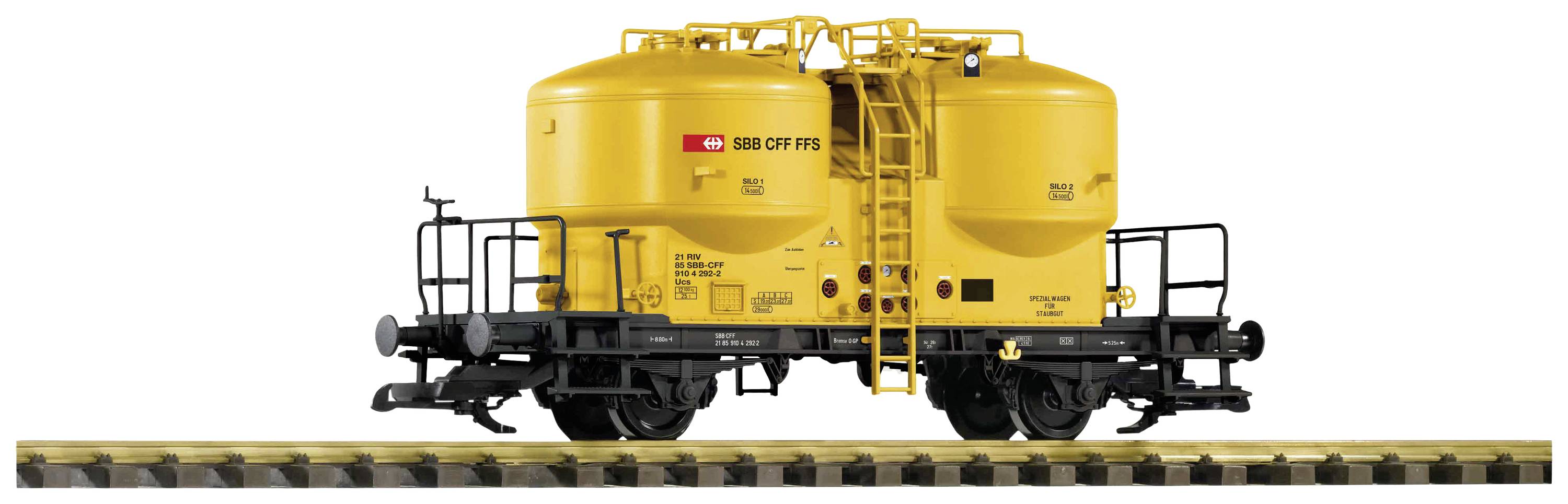 Gelber Kesselwaggon auf Schienen mit Seitengeländern und zentraler Leiter; zwei große, verbundene Tanks, Eisenbahndetailansicht.