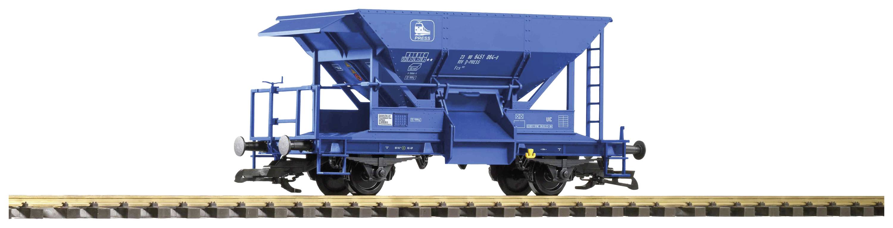 Ein blauer Güterwagen steht auf einem Stück Schiene. Der Wagen hat eine trapezförmige Struktur und Beschriftungen an den Seiten.