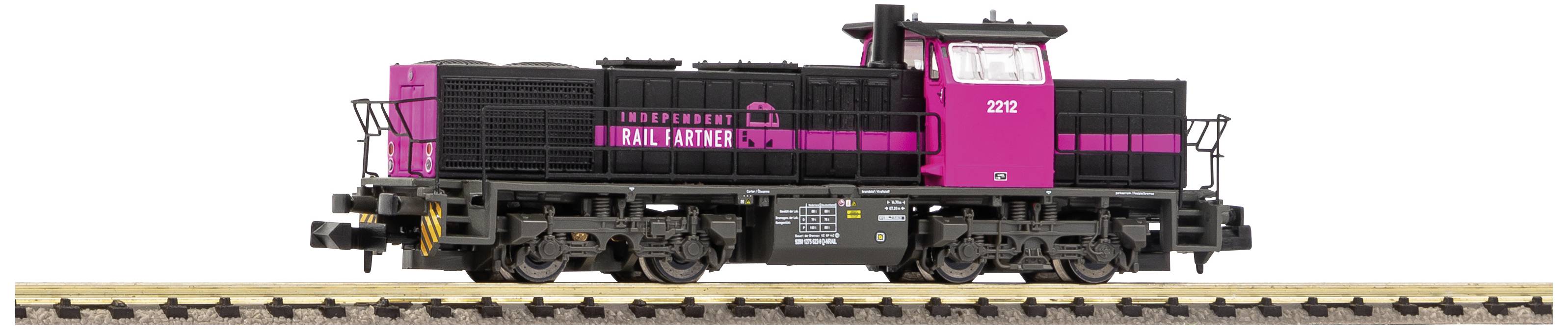 Ein schwarzes und pinkes Modell einer Lokomotive steht auf einem Gleis. Vorne steht 'Deutsche Bundesbahn' und die Nummer '2712'.