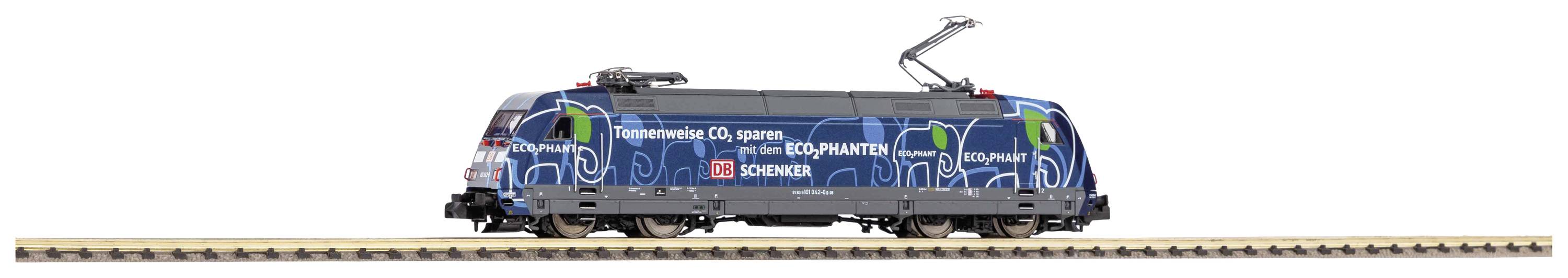 Eine blaue Modelllokomotive auf Schienen, mit dem Schriftzug 'Together we go green', beworben von einem Logistikunternehmen.