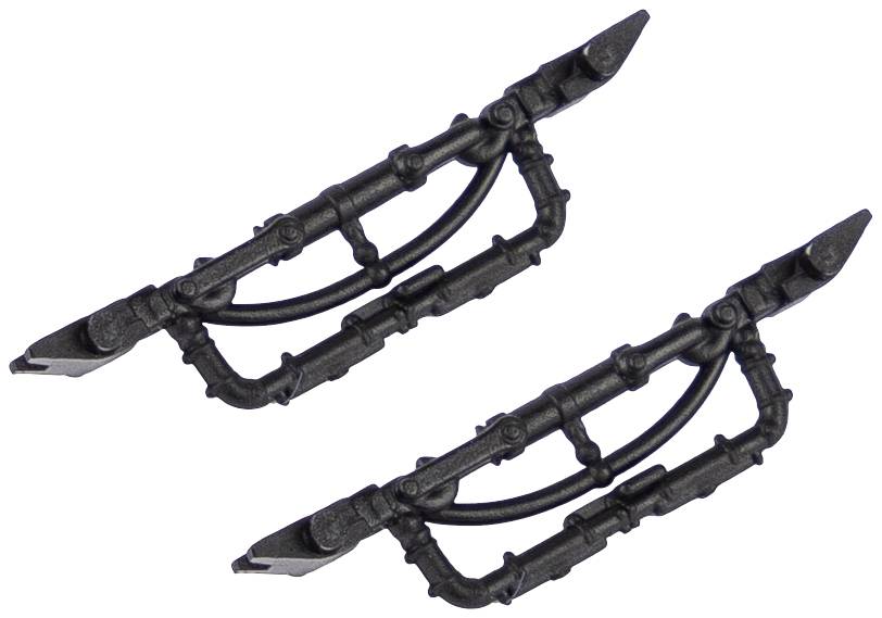 Zwei identische schwarze Plastikstrukturen mit Röhren und Verbindungen auf weißem Hintergrund.