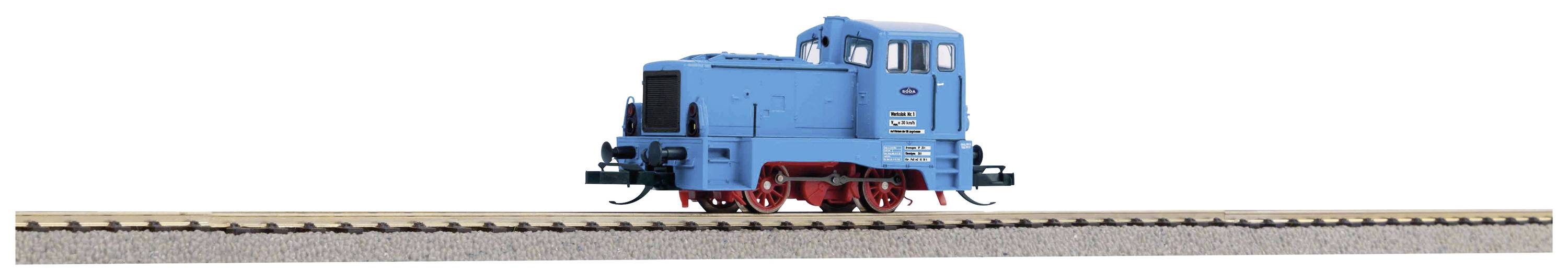 Eine kleine blaue Lokomotive fährt auf einem Modellbahngleis.
